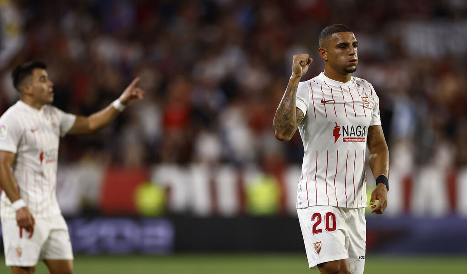 Diego Carlos , ante Acuña, aprieta el puño y resopla de alivio en un partido.