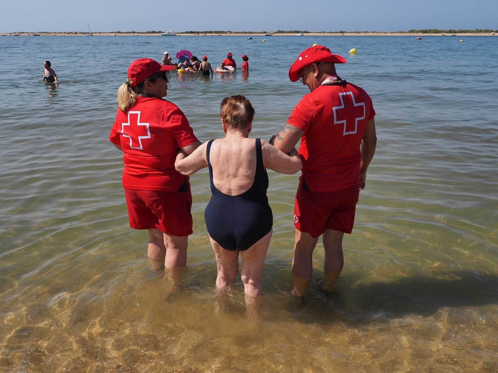 Las mejores imágenes del baño sin fronteras de Cruz Roja en la playa de Cartaya