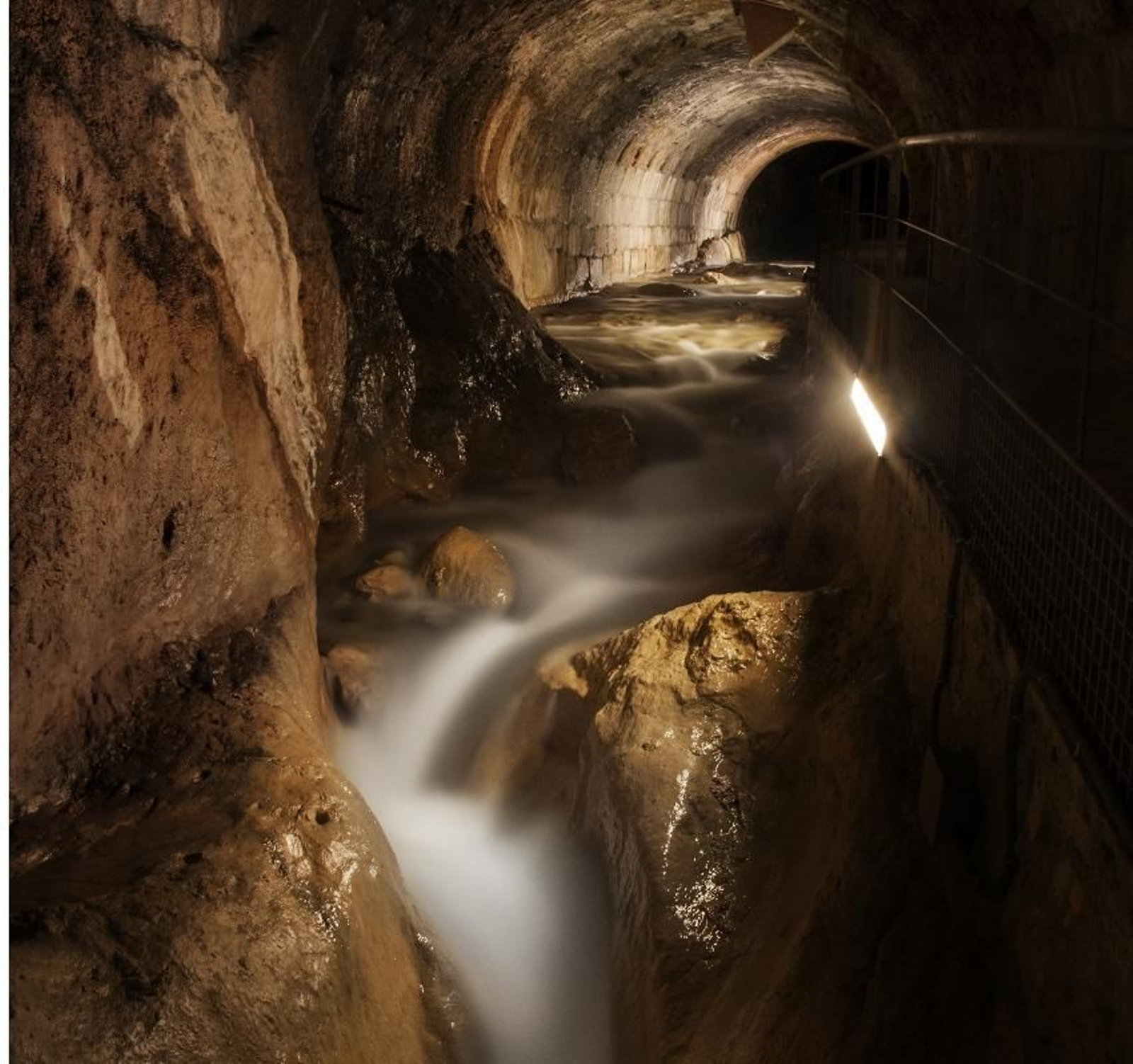 Vandelvira ideó la bóveda del río Cerezuelo en Cazorla para situar encima la Iglesia de Santa María.