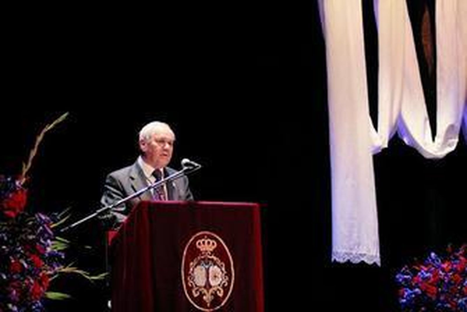 El doctor Ortega Viñolo durante la lectura del pregón oficial de Semana Santa en el Teatro Apolo.
