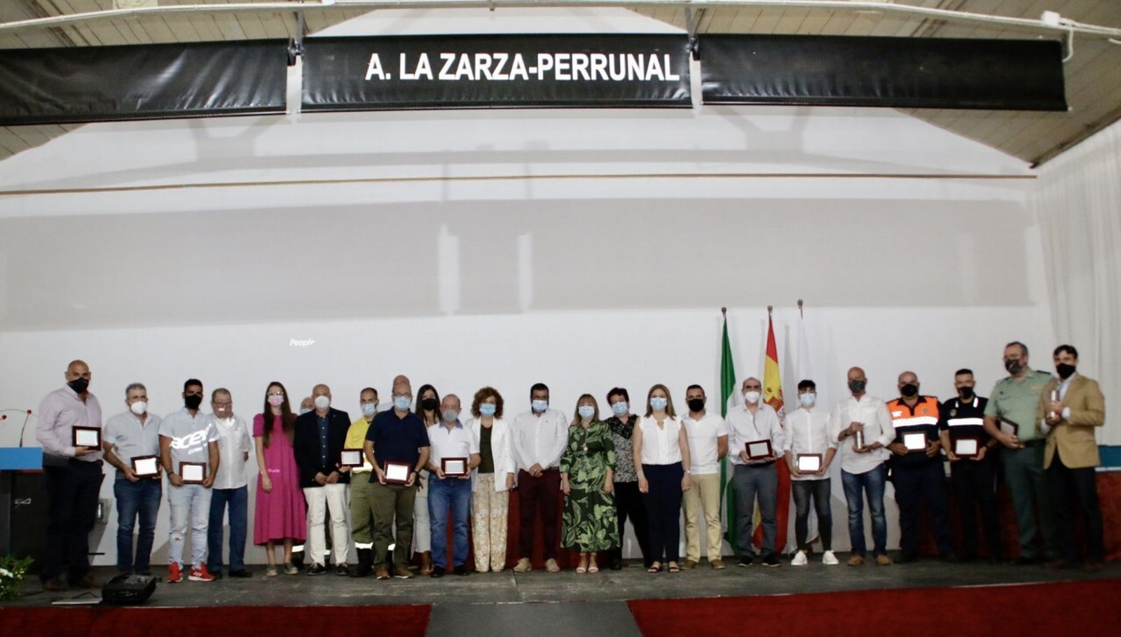 Foto de familia de los homenajeados en La Zarza-Perrunal.