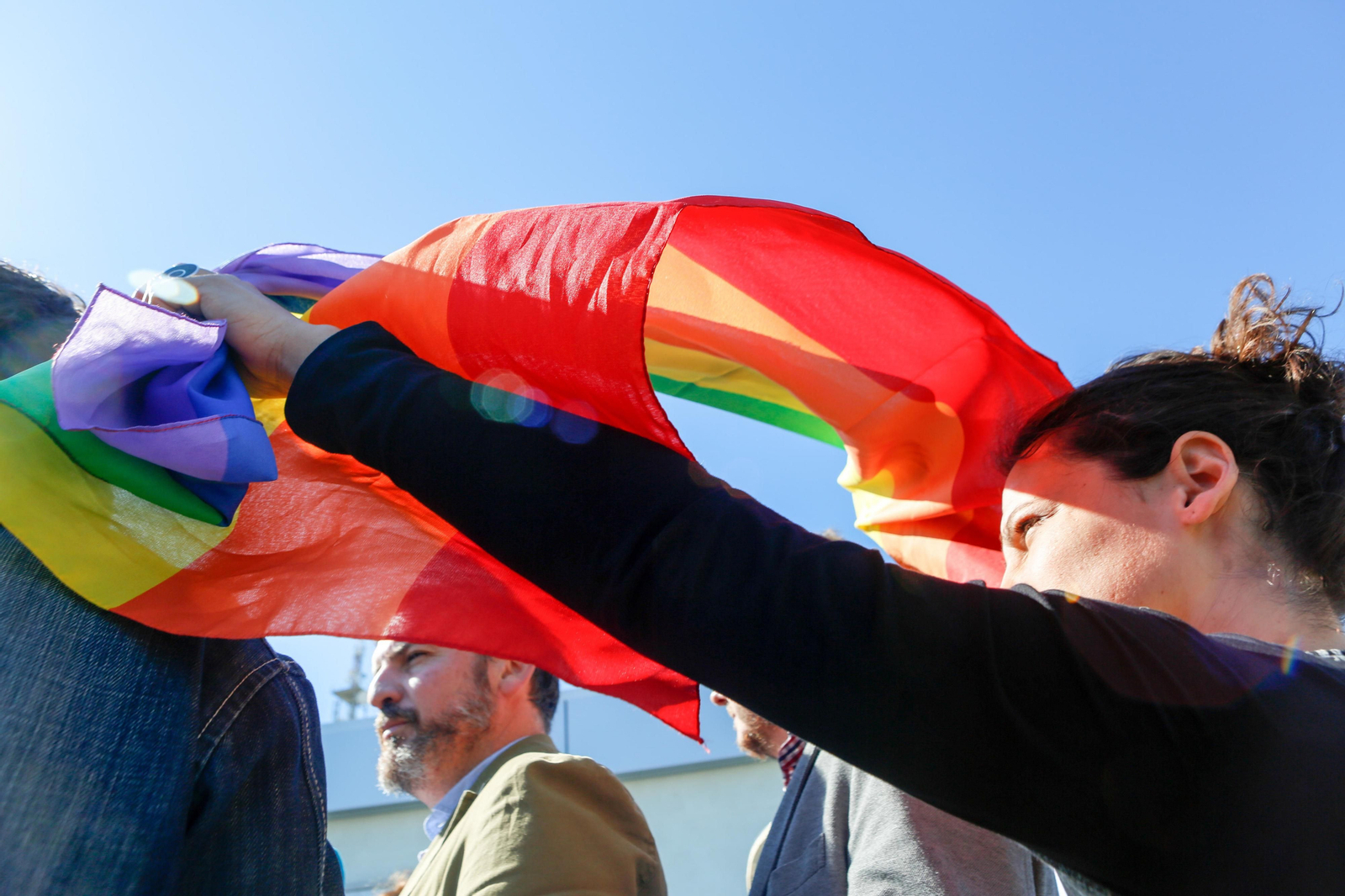 El recibimiento en Sevilla al autobús de Hazte Oír, en imágenes