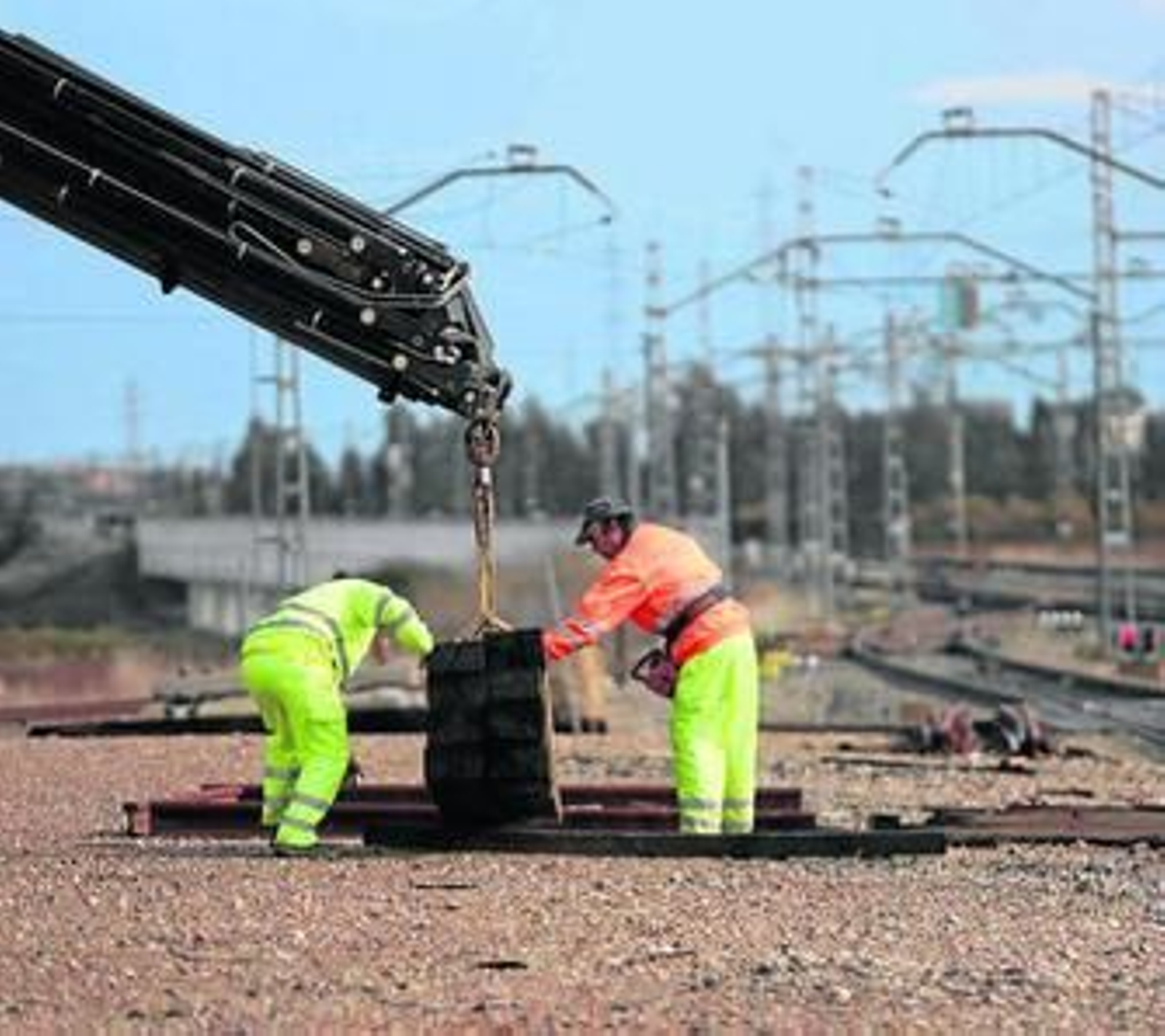 La línea férrea entre Sevilla y Huelva, cortada a la altura de Camas.