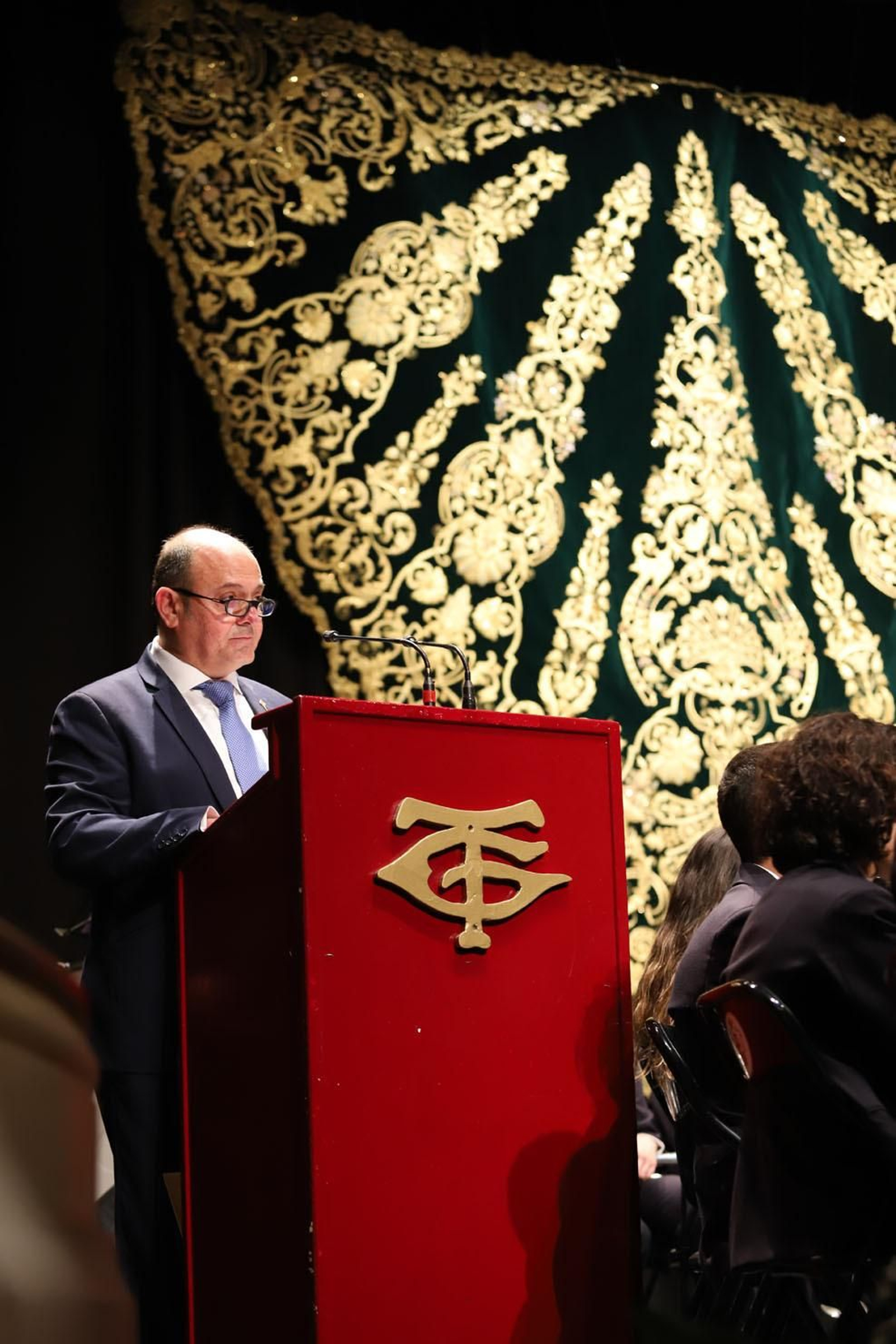 Presentan manto de la Virgen del Amor.