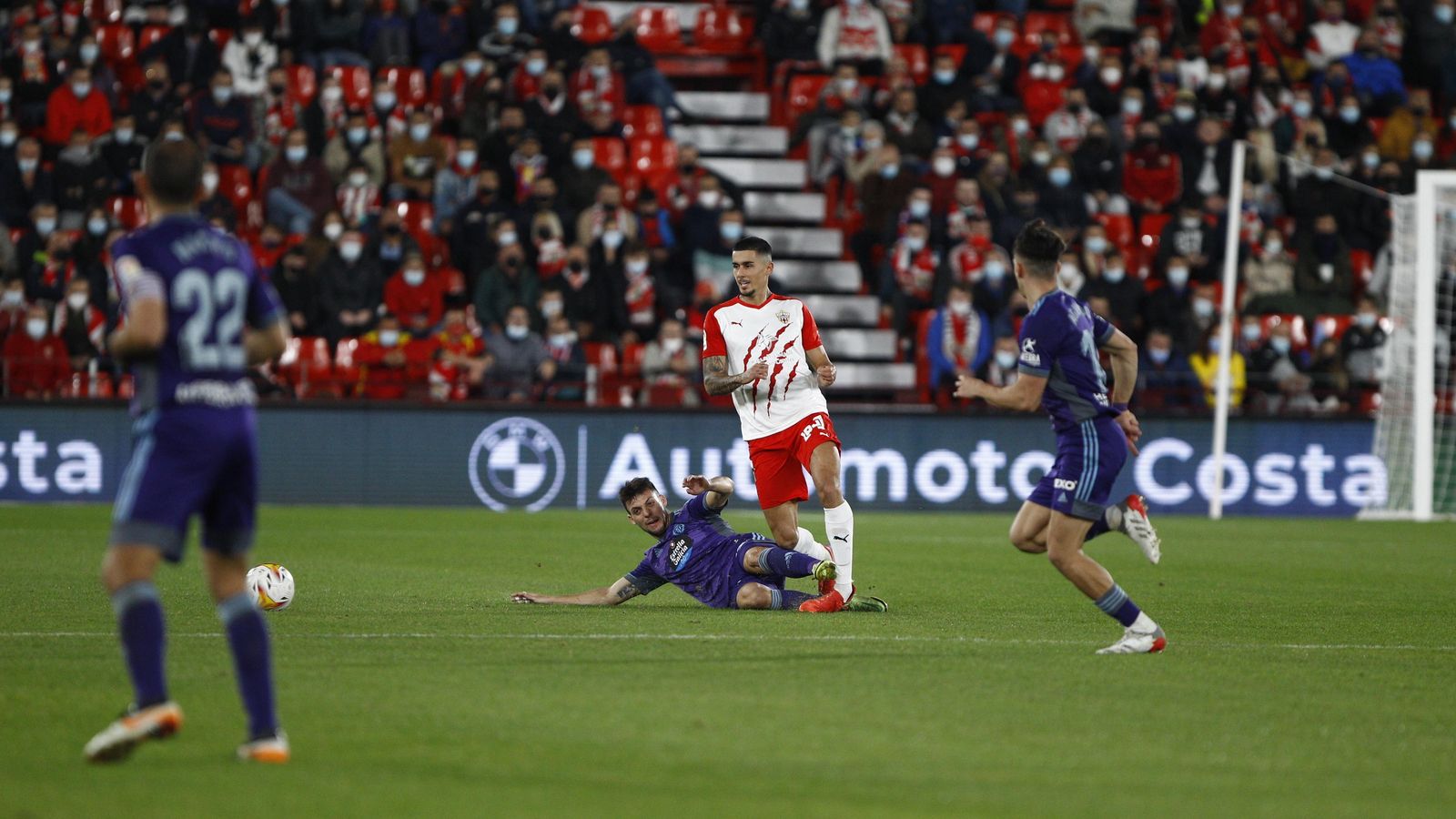 Momento de la entrada de Óscar Plano a Chumi a la altura de la tibia que le supone la roja directa