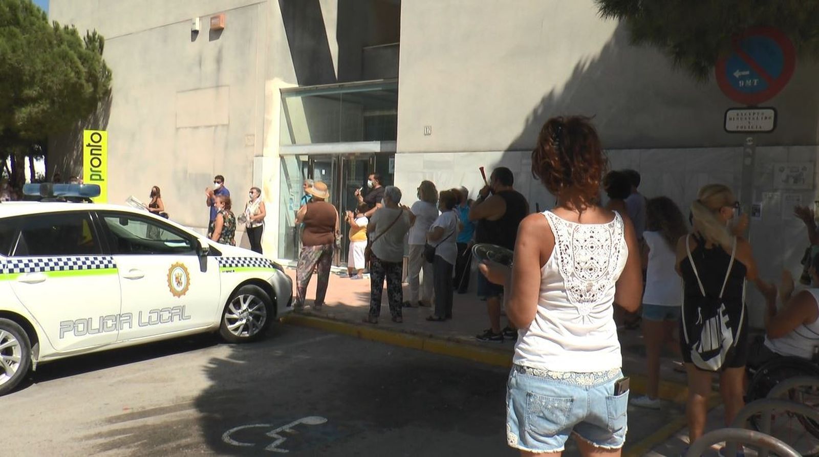 Concentración de los vecinos del Río frente al Centro Cívico