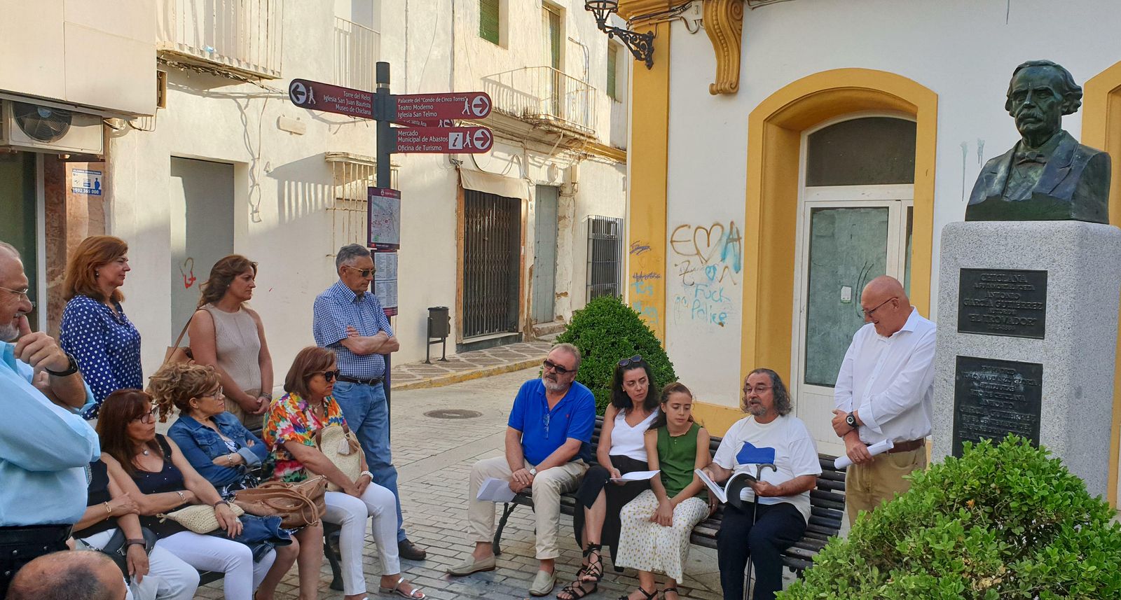 Momento de la celebración en honor al insigne Antonio Garcia en  la plaza Patiño.