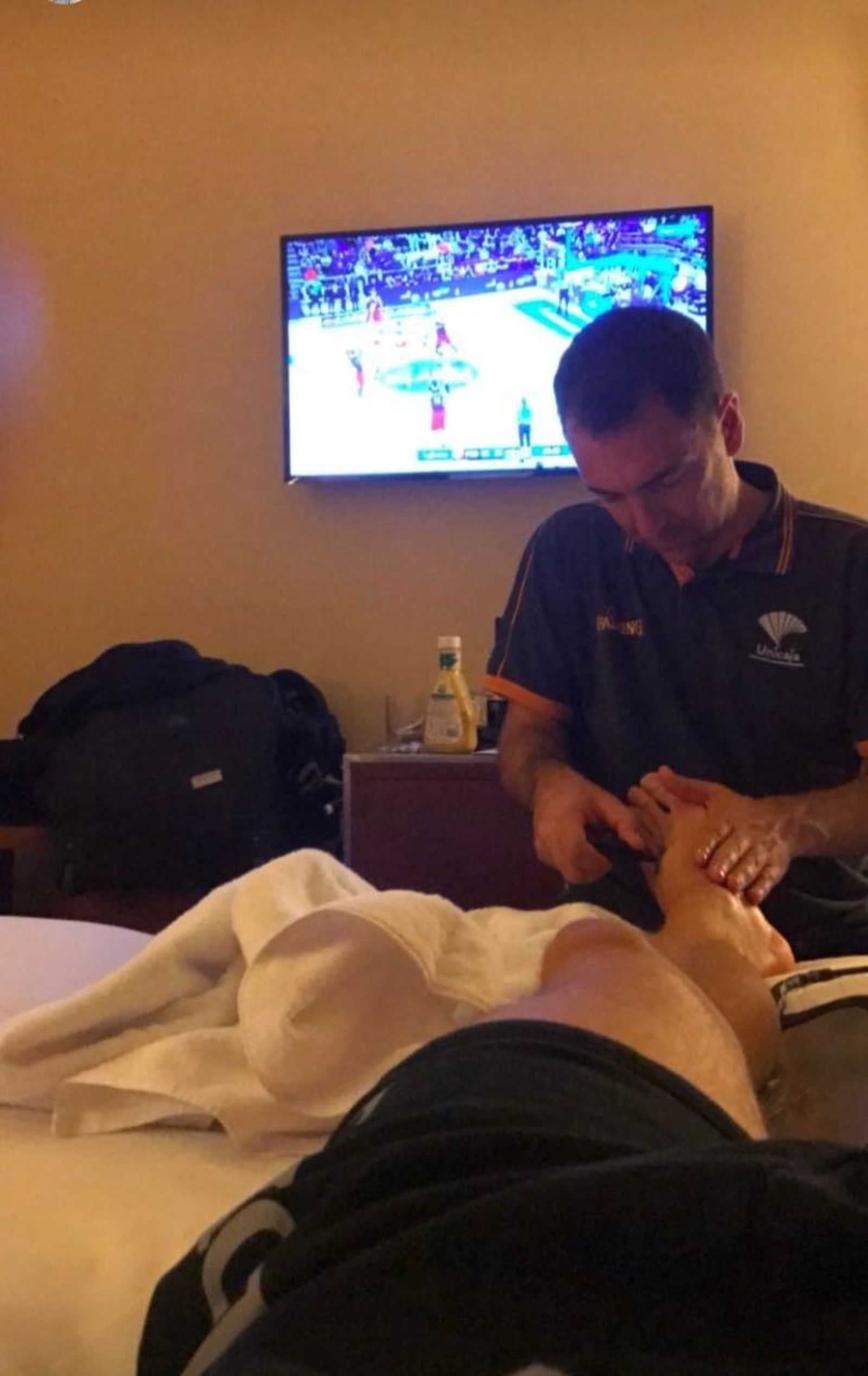 Mario Bárbara trata a Nemanja Nedovic antes del primer partido de la final.