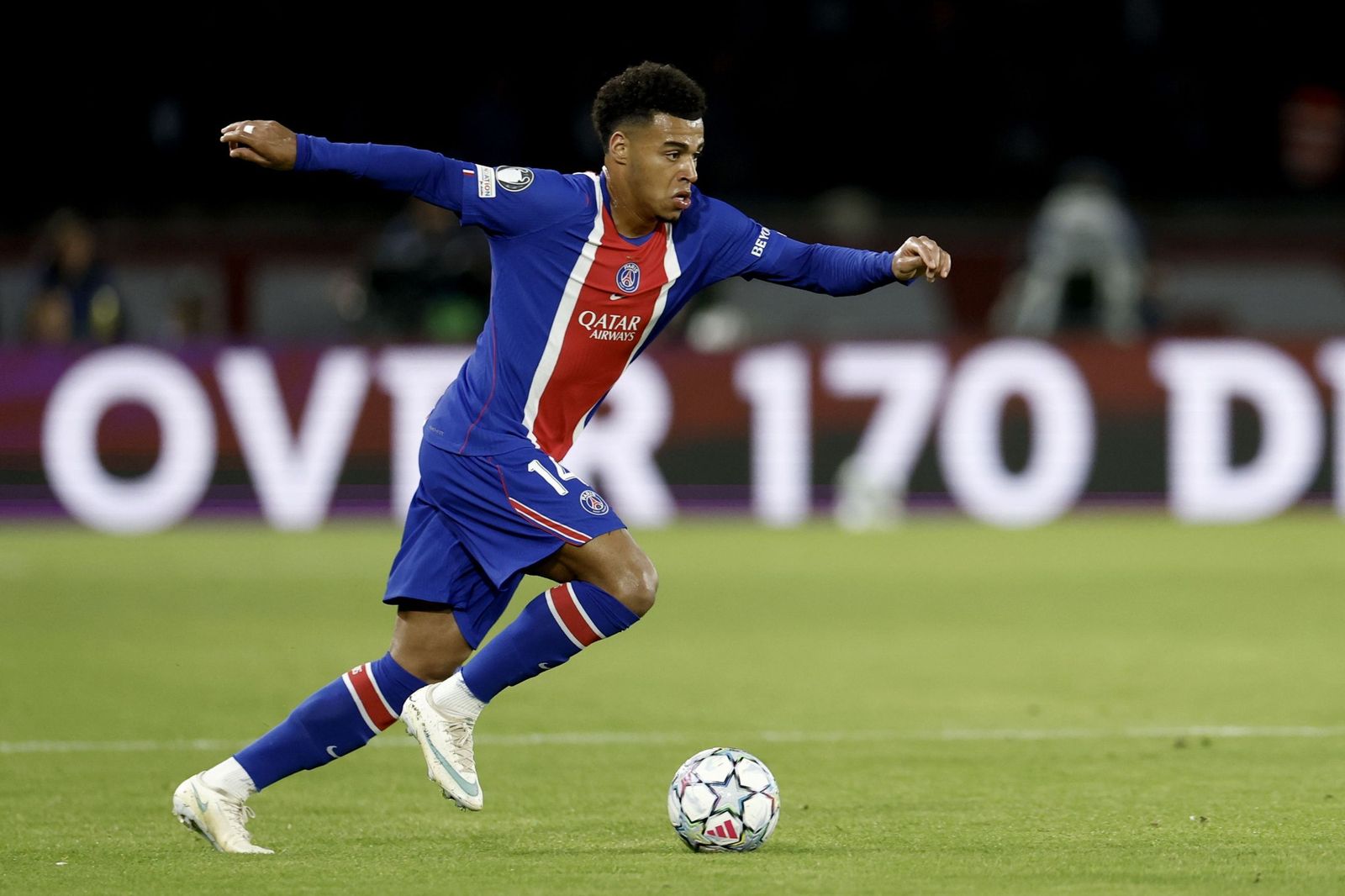 PSG 바르셀로나 4대2 경기 PSG 선수의 빠른 드리블 공격 장면 사진