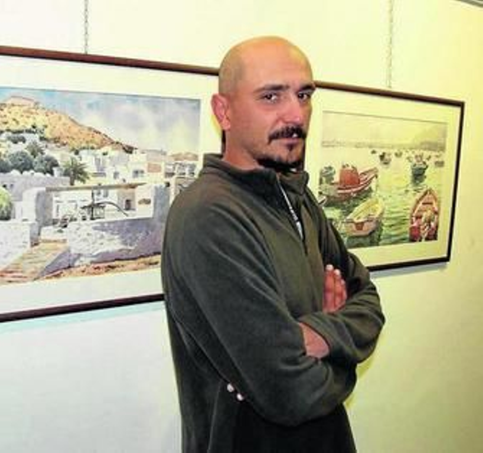 Carlos Romera con una de sus obras en El Parador.