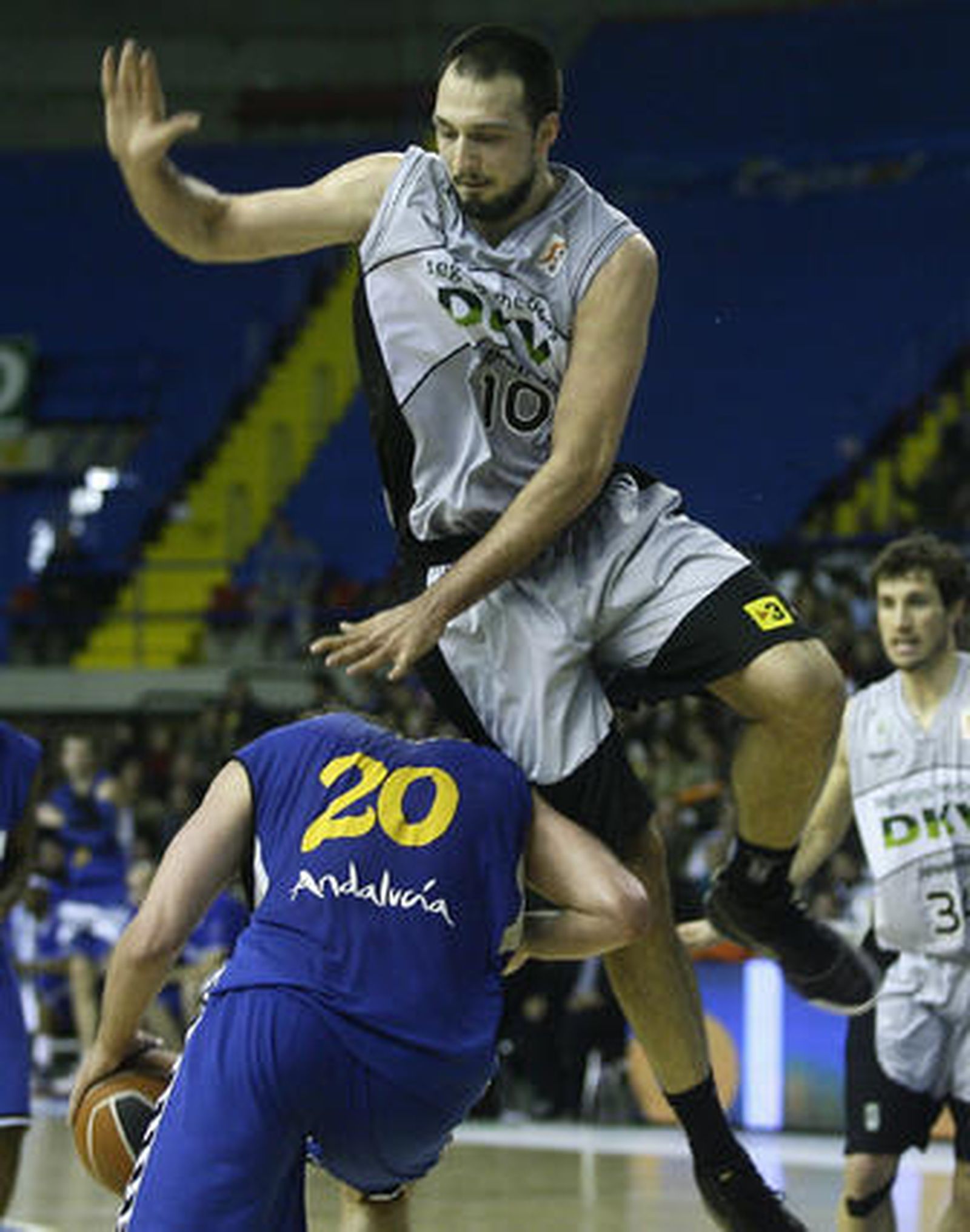 El Cajasol vence al Juventut en San Pablo y lo supera en la clasificaión. / Antonio Pizarro