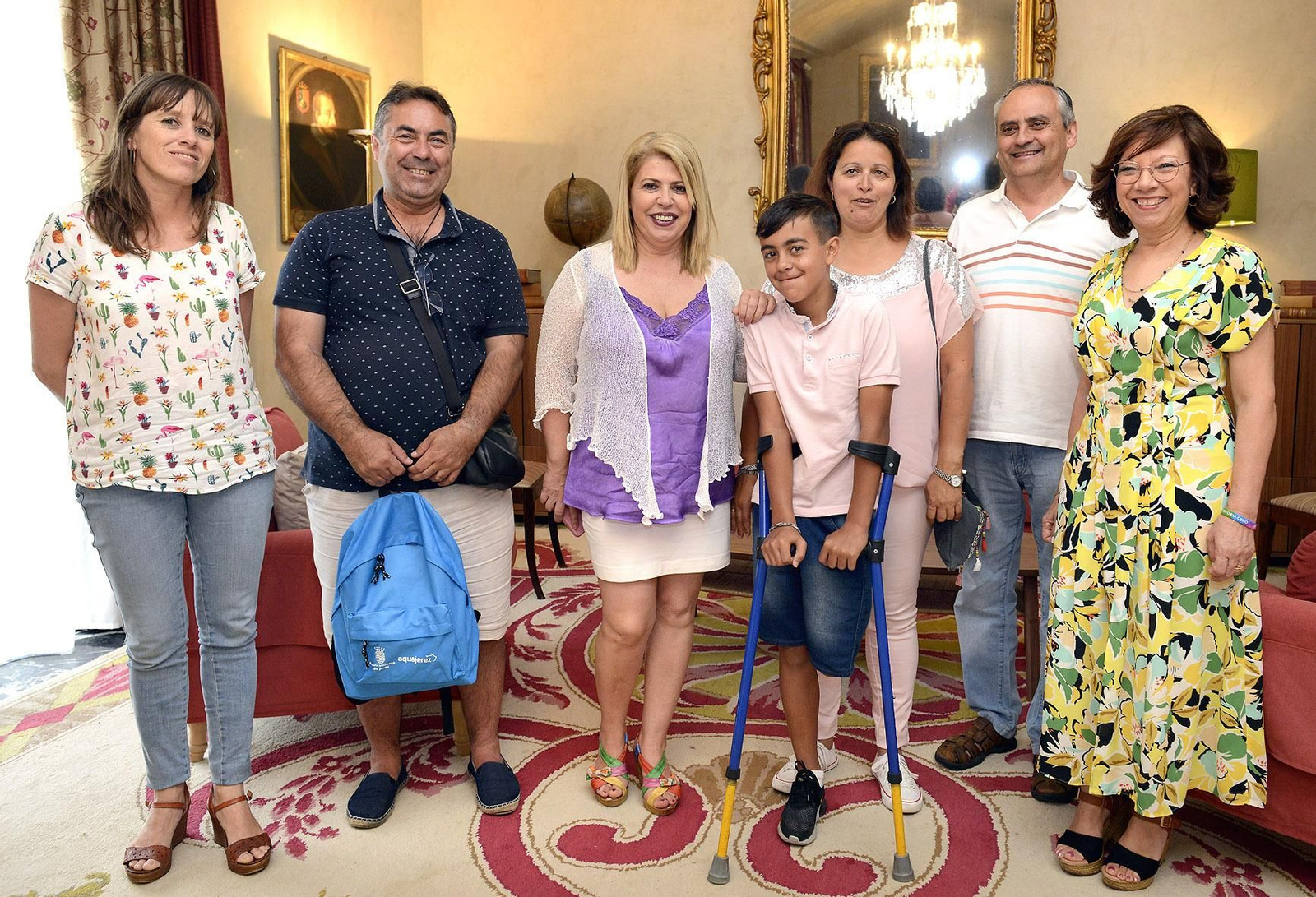 Aitor con sus padres y el vicario de los Padres Salesianos, tras ser recibido por la alcaldesa y las delegadas.