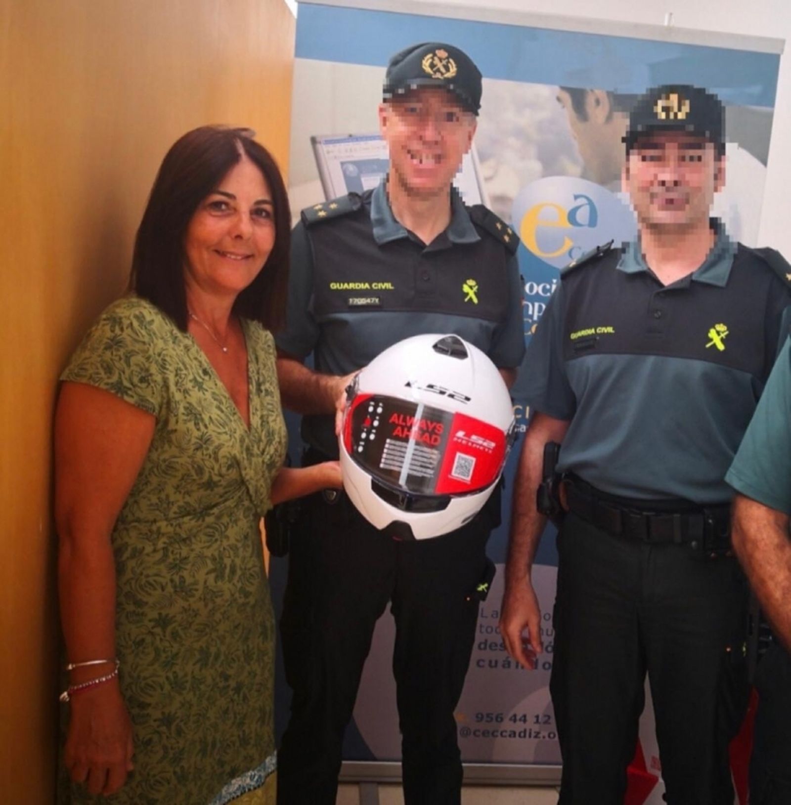 Acto de entrega de los cascos a los agentes por parte de la asociación de comerciantes.