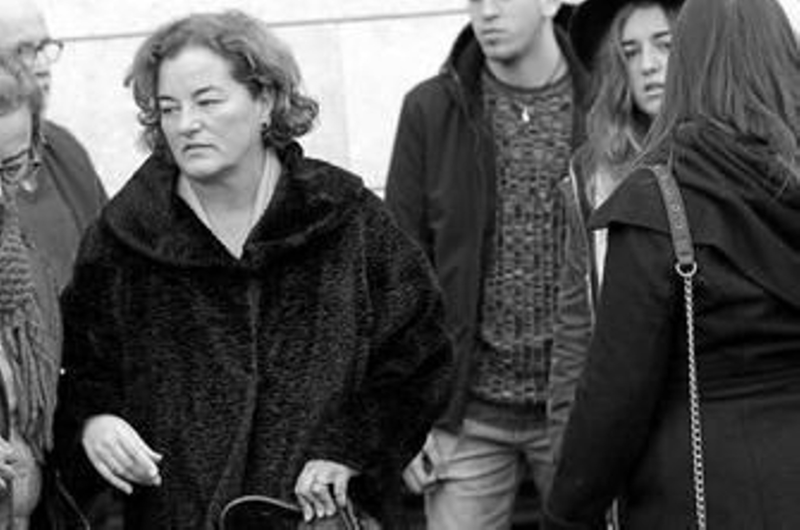 Natalia, la viuda del poeta fallecido y su hija, ayer a su salida del tanatorio.