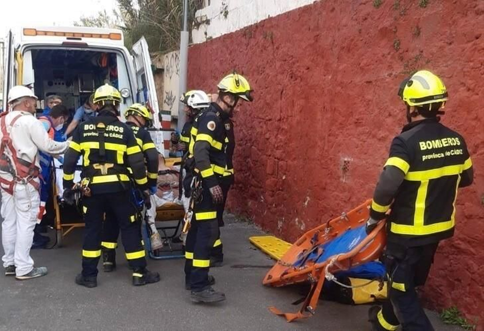 Un momento del rescate por parte de los bomberos. Un momento del rescate por parte de los bomberos.