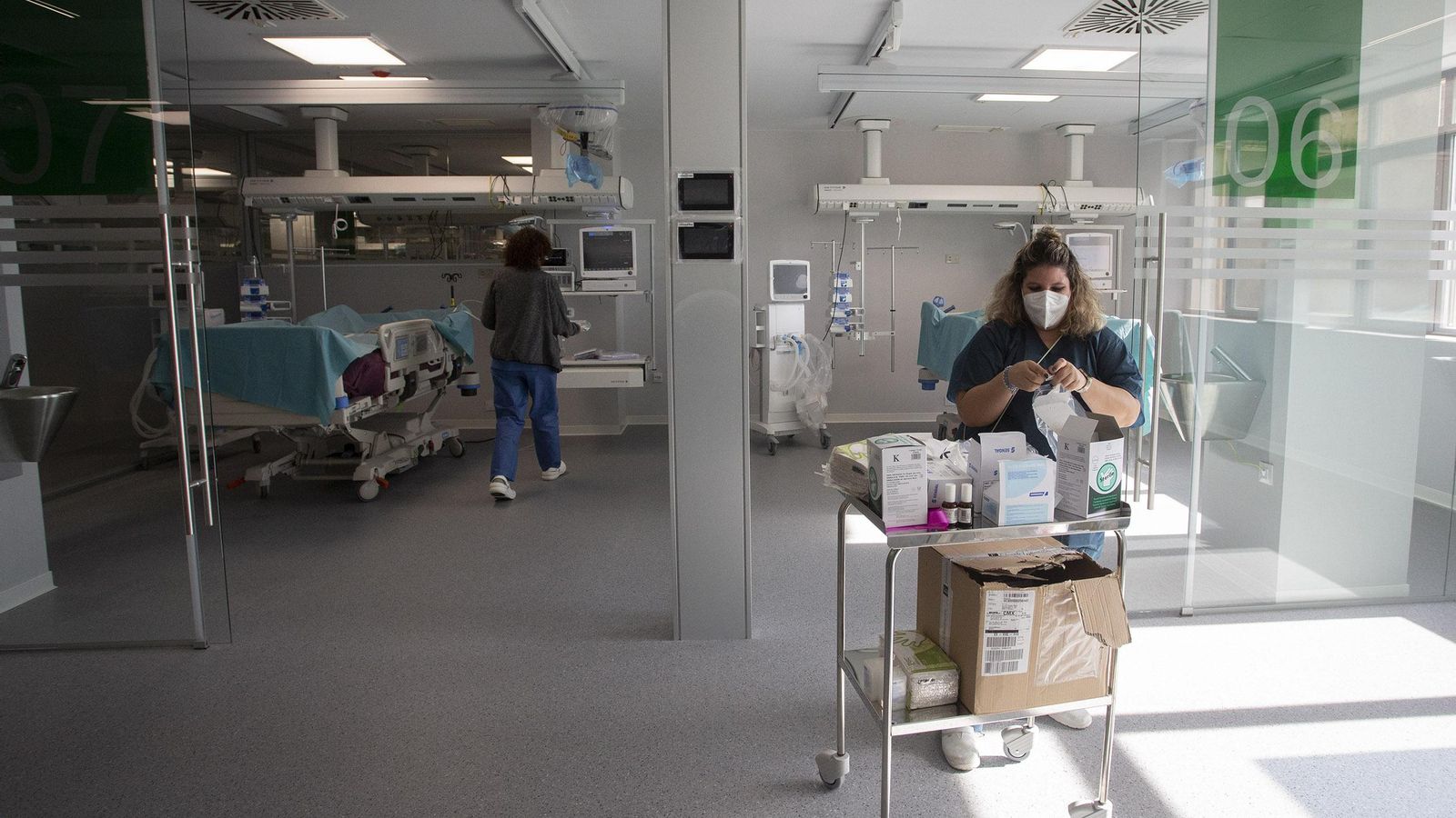 Las imágenes de la visita al interior del Hospital Militar de Sevilla