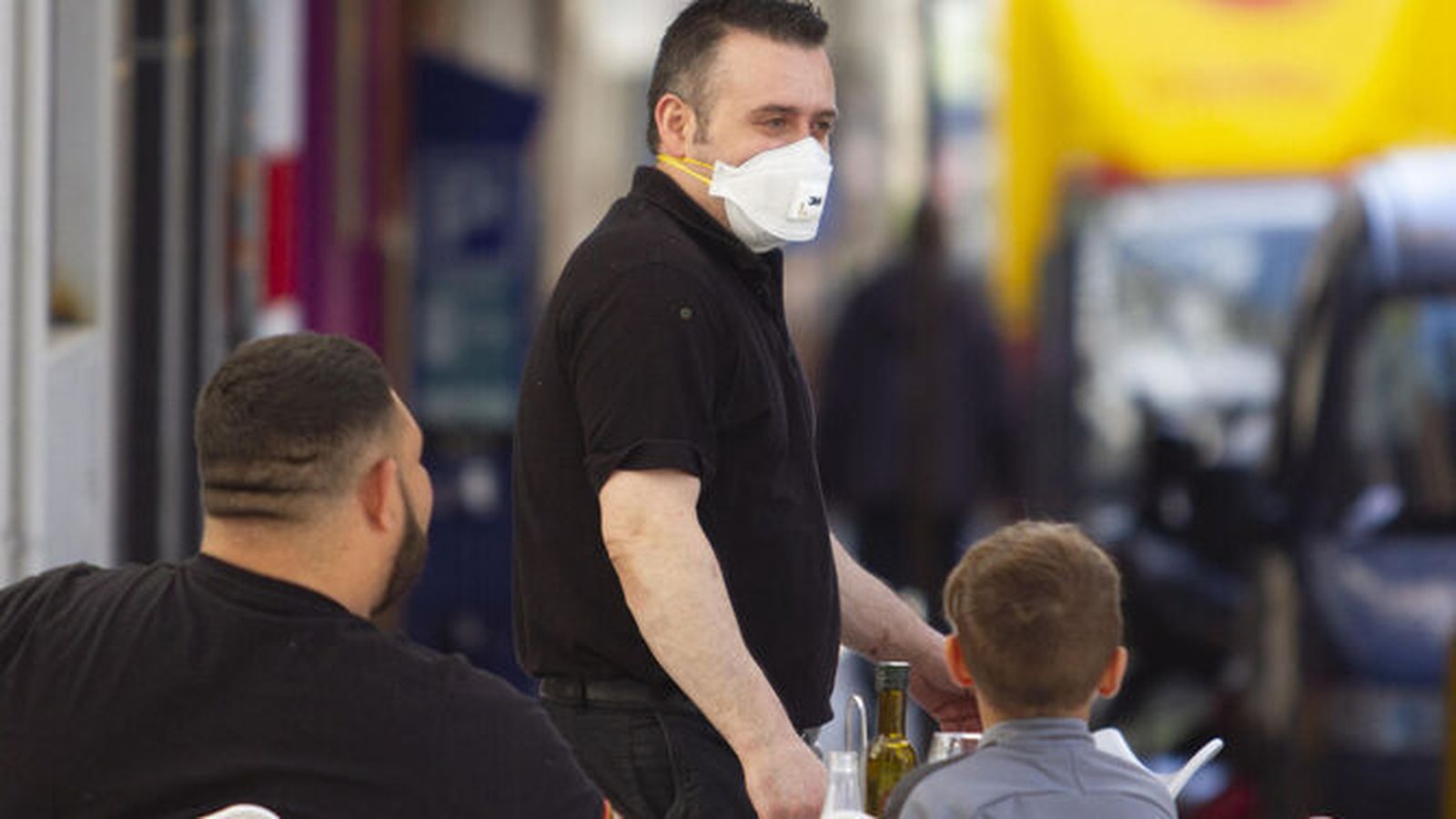 Terrazas de bares y restaurantes aumentan su aforo, al menos durante los próximos siete días