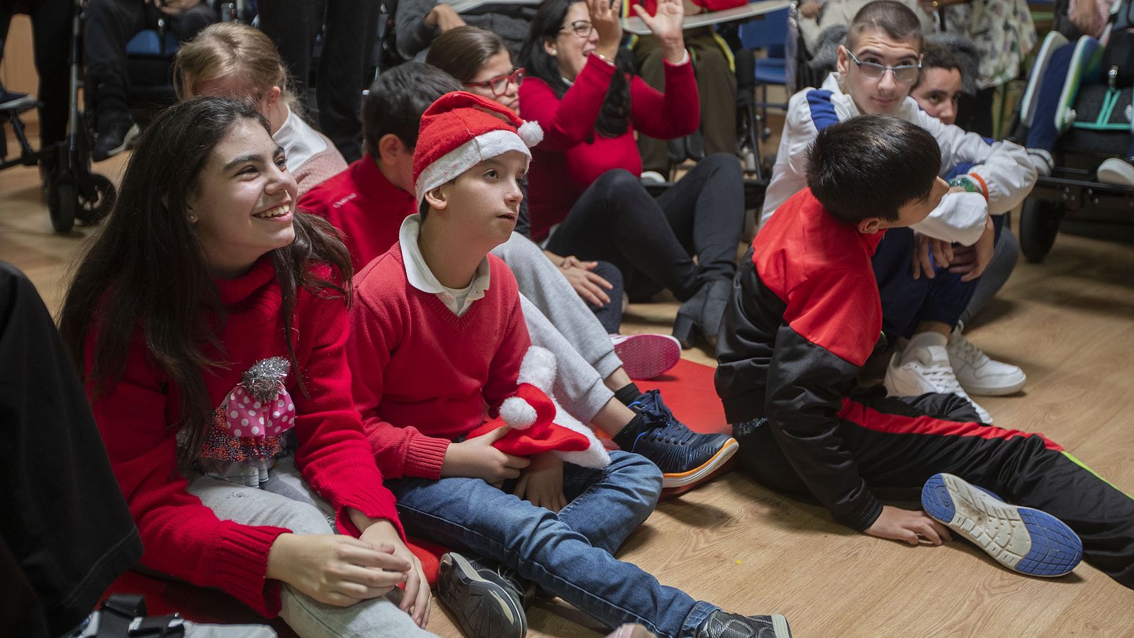 Algunos de los niños de Upace, atentos a la obra navideña.