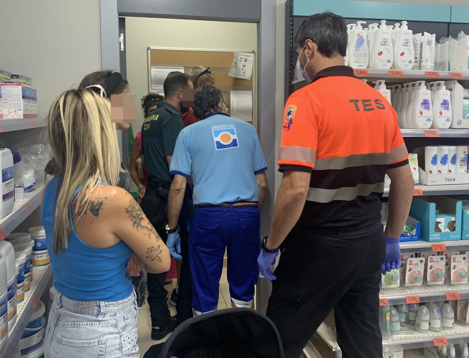 Olvidan a un bebé de pocas semanas dentro de un carrito en un supermercado de la Costa