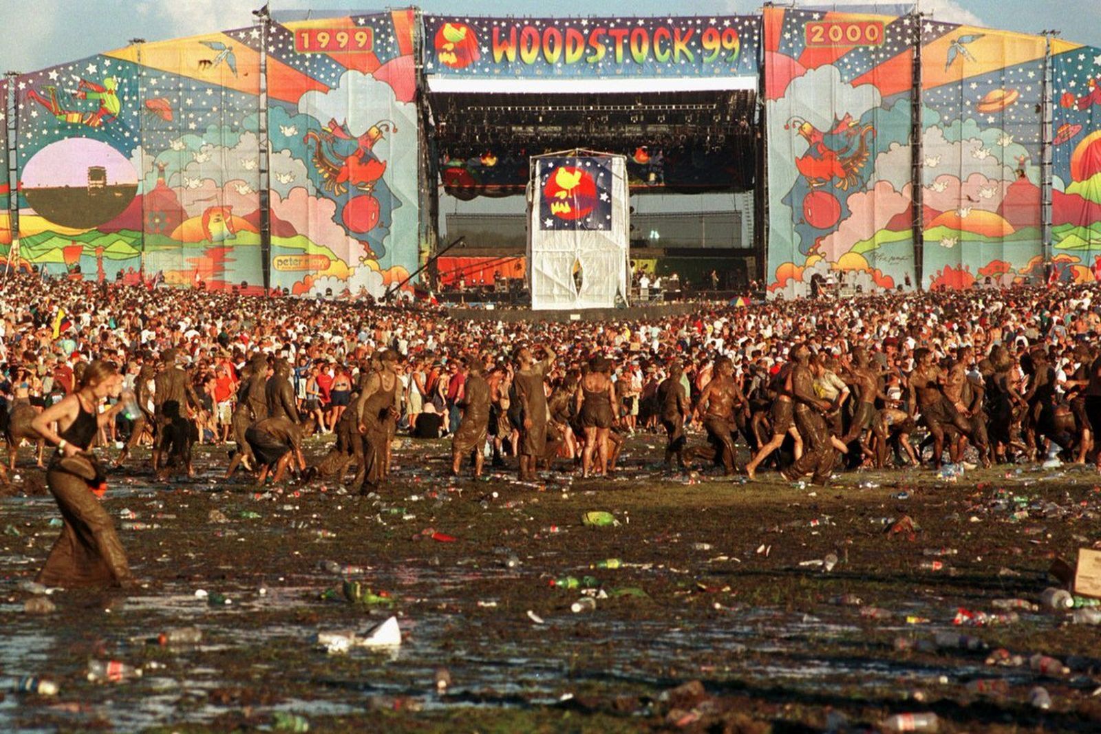 Aspecto del escenario principal de Woodstock 99, con el lodo y la basura en primer plano.