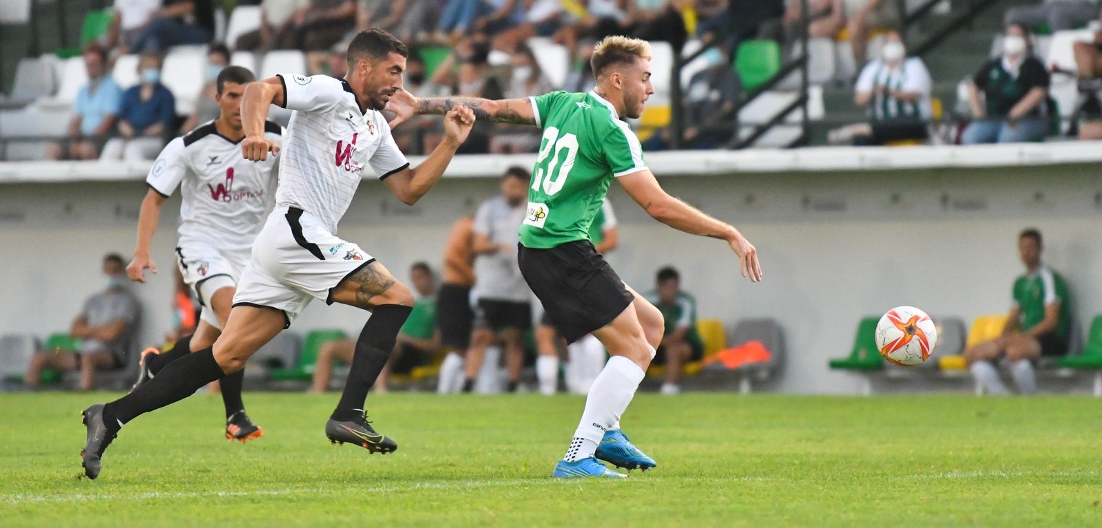 Aythami intenta frenar al cordobesista Antonio Casas.