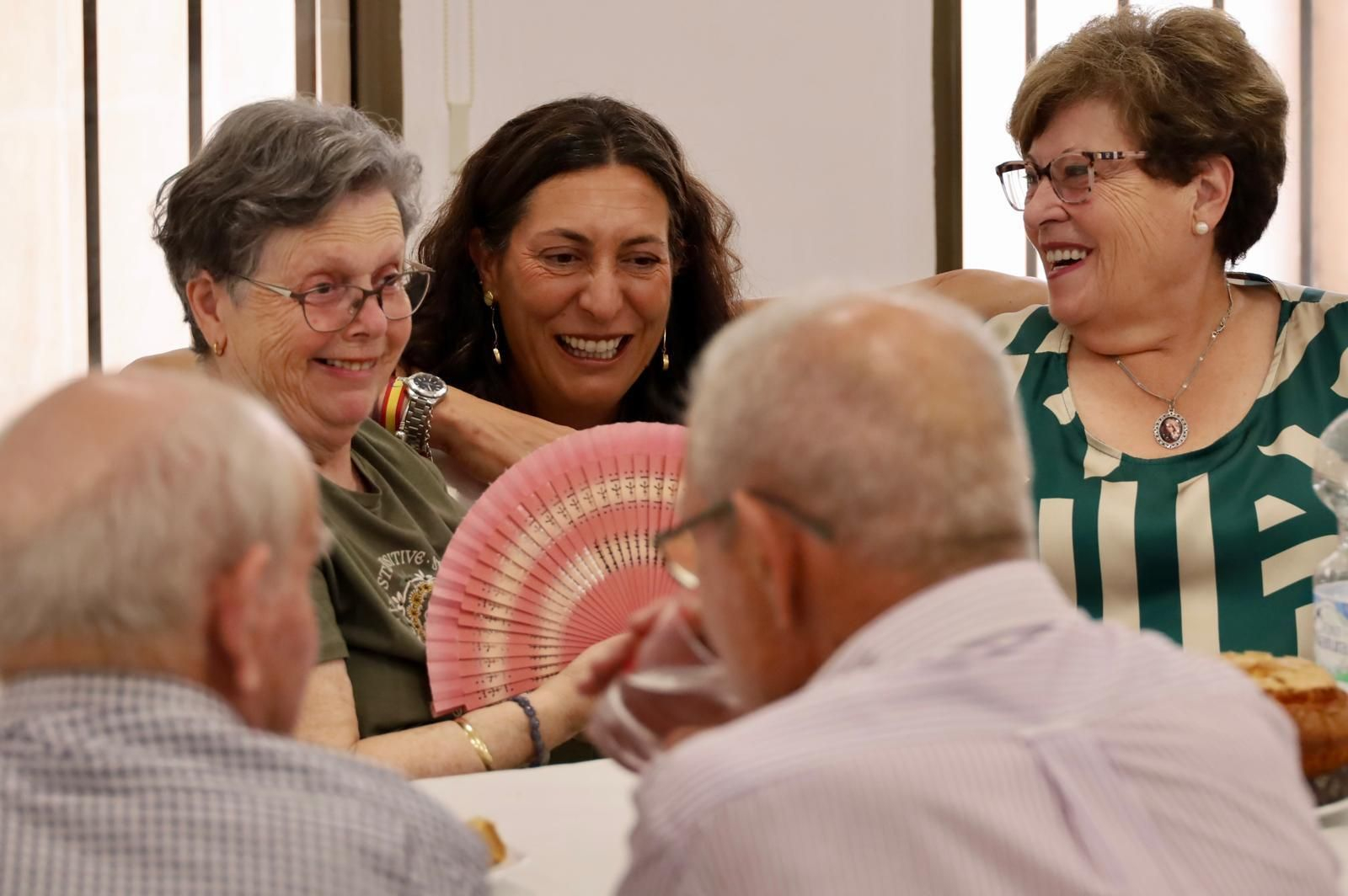 Loles López en el encuentro con mayores. Loles López en el encuentro con mayores.