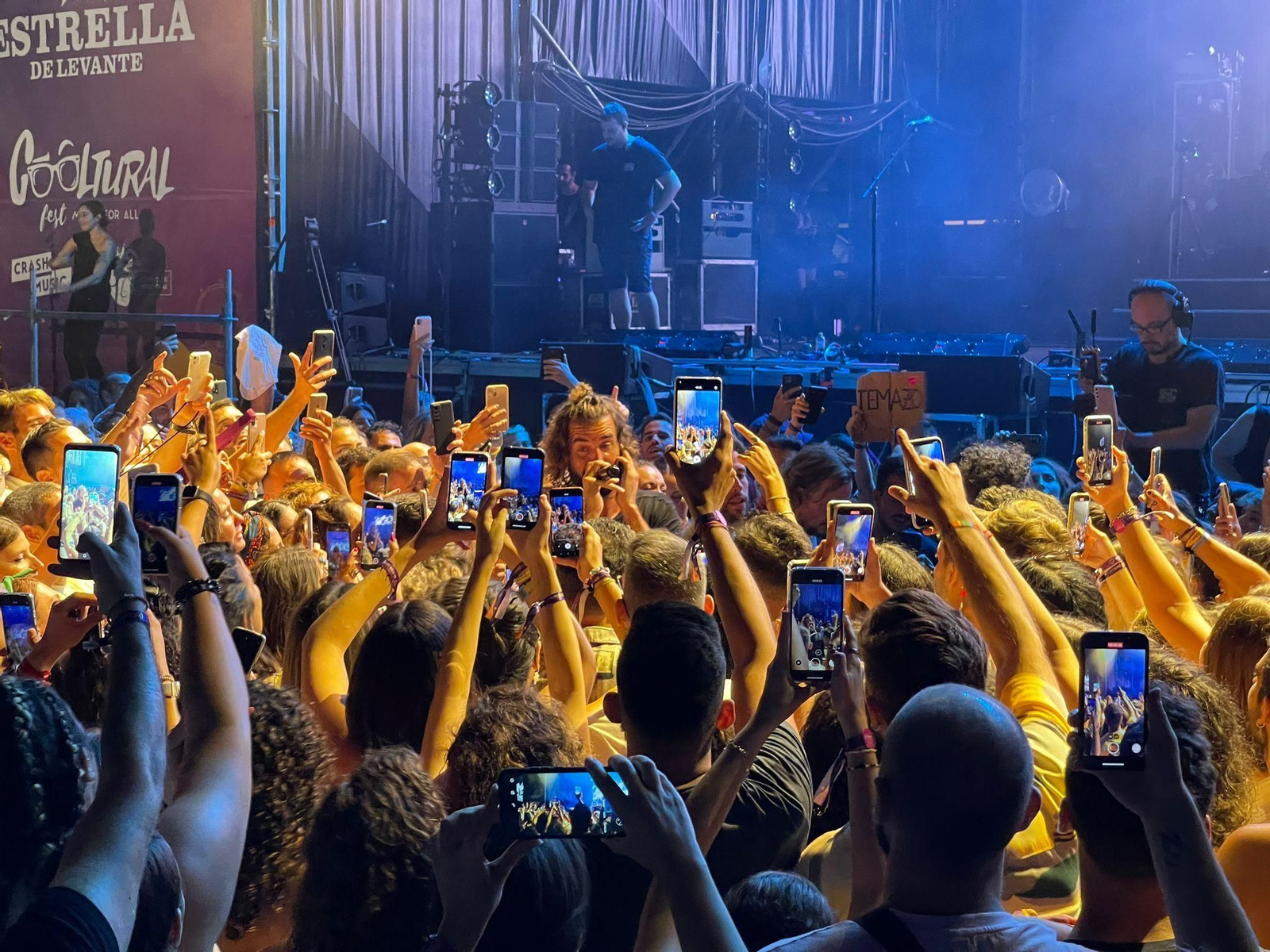 Izal se bajó con el público causando la locura entre sus fans.