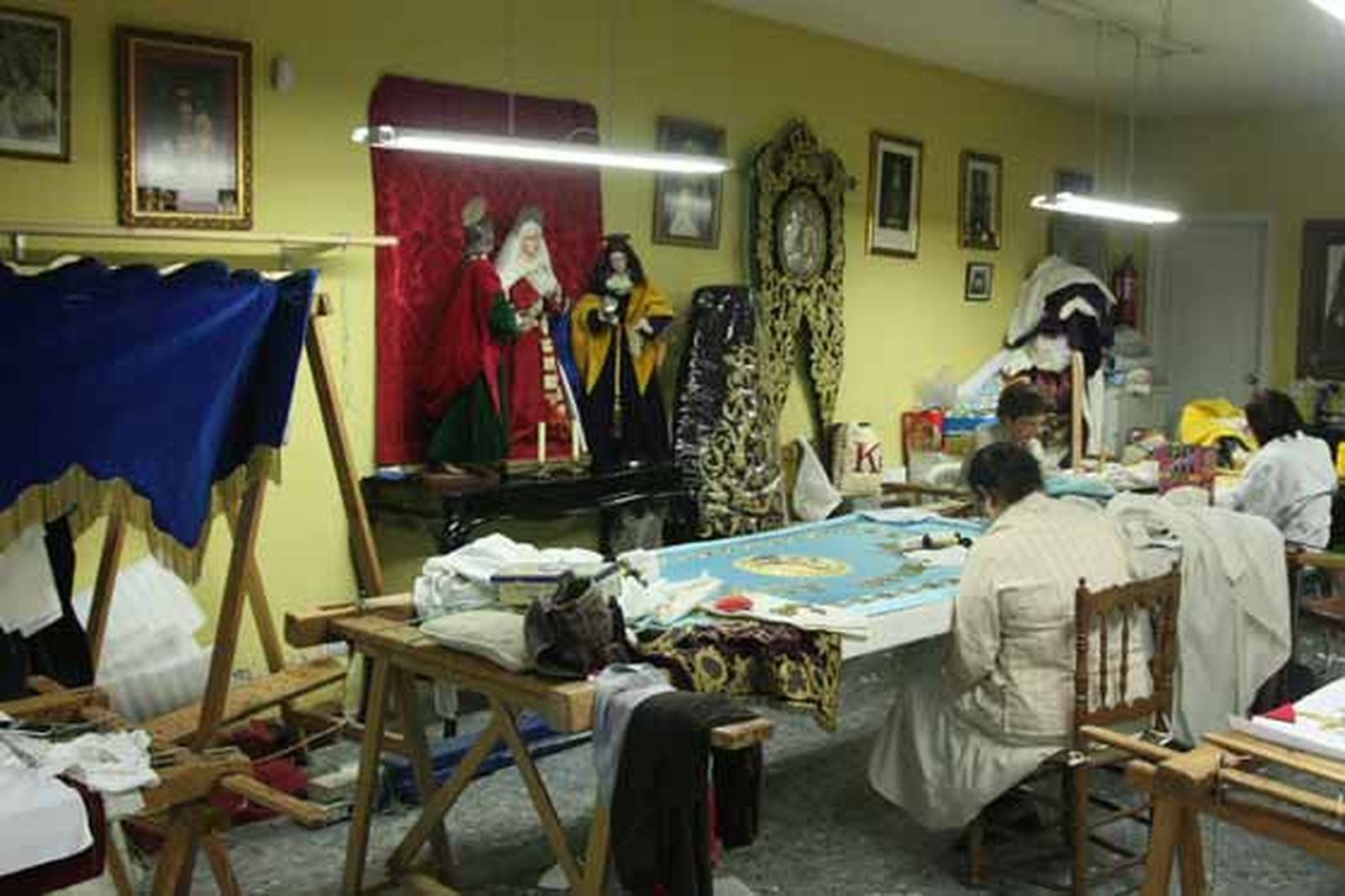 La Virgen del Consuelo con Magdalena y San Juan presidiendo el taller.

Foto: A.S.Carrasco