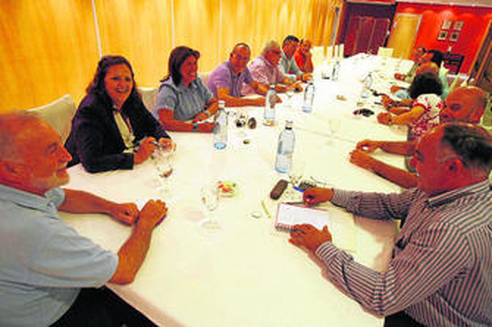 Téllez, a la izquierda, preside una reunión de la ejecutiva municipal.