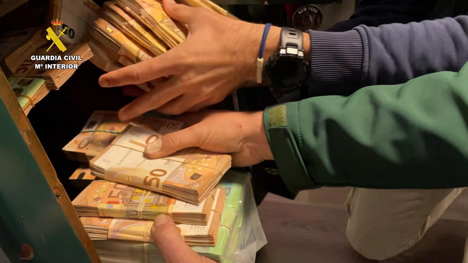 Imagen del dinero incautado por la Guardia Civil