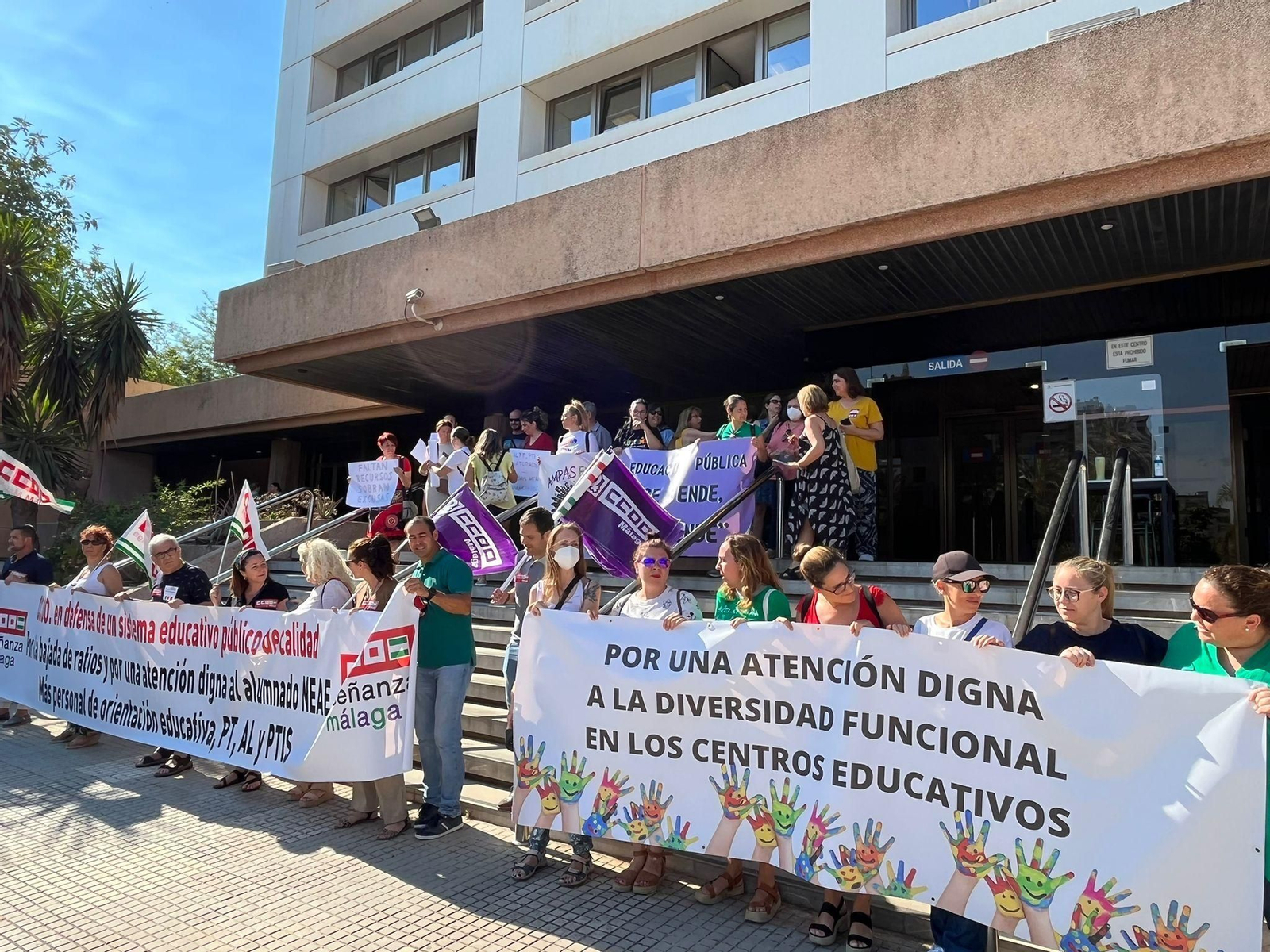 Protesta de familias ante la Delegación de Educación de la Junta de Andalucía.