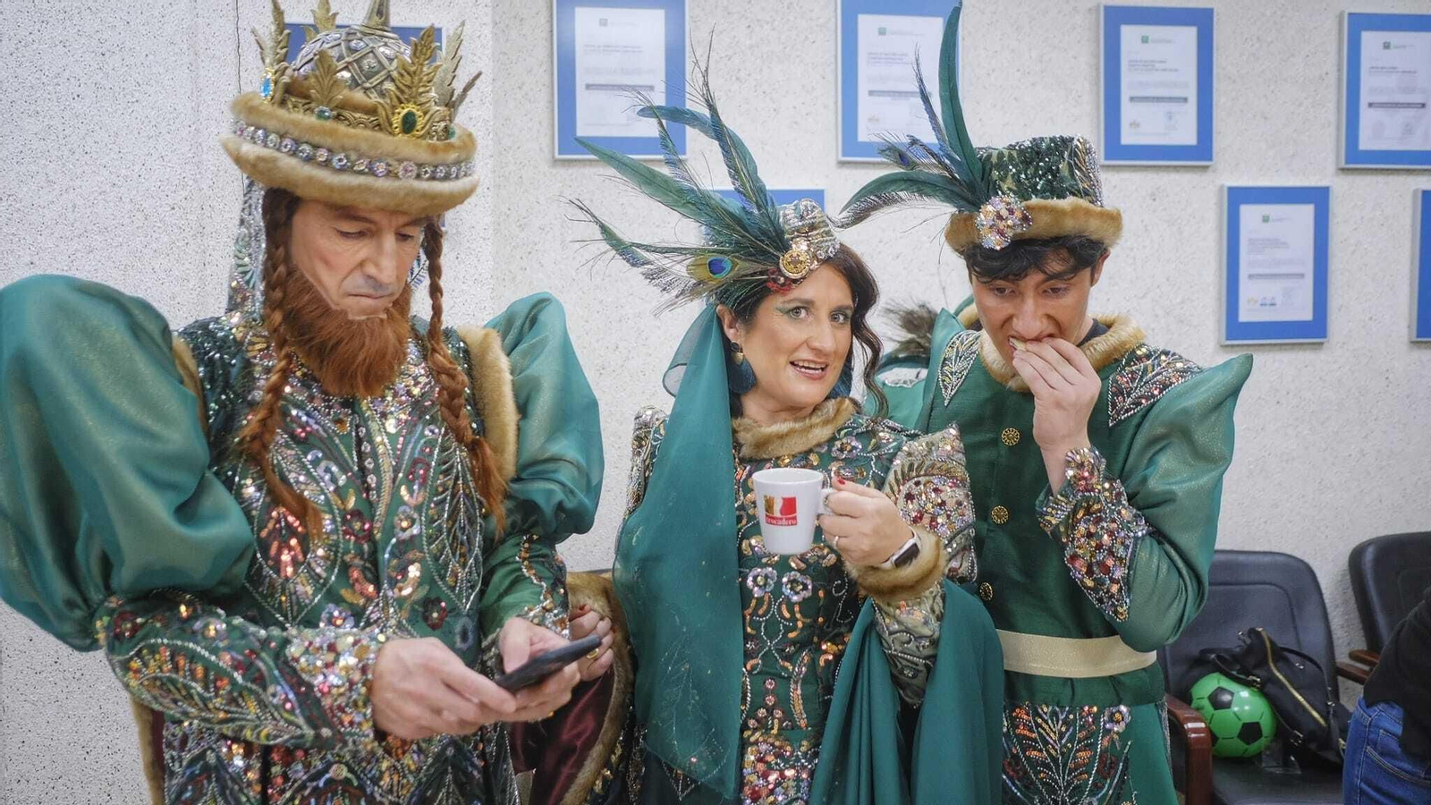 Imágenes de los Reyes Magos recorriendo Cádiz el 5 de enero