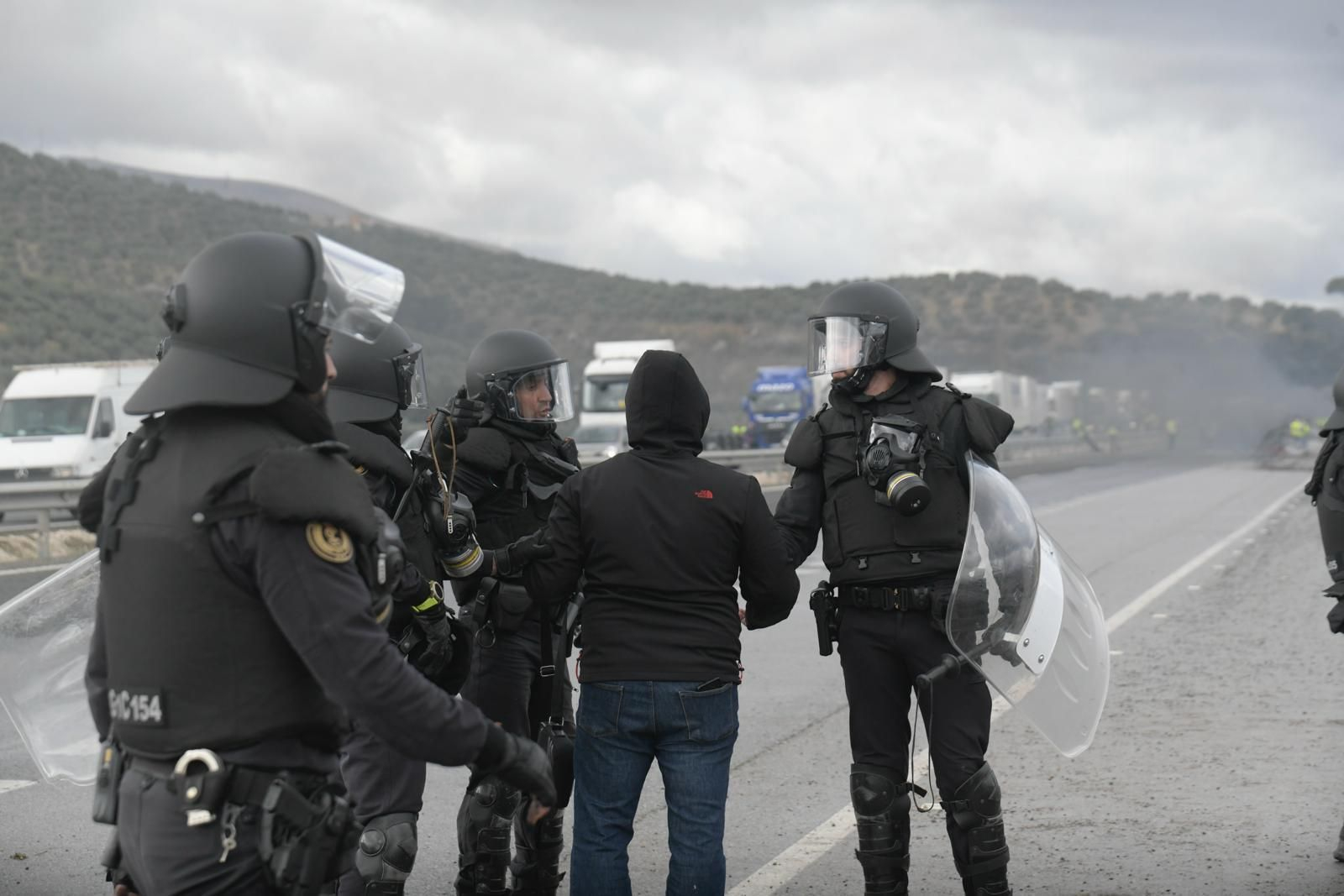 Protestas de los agricultores en Granada: fotos del corte de la A-92 este sábado