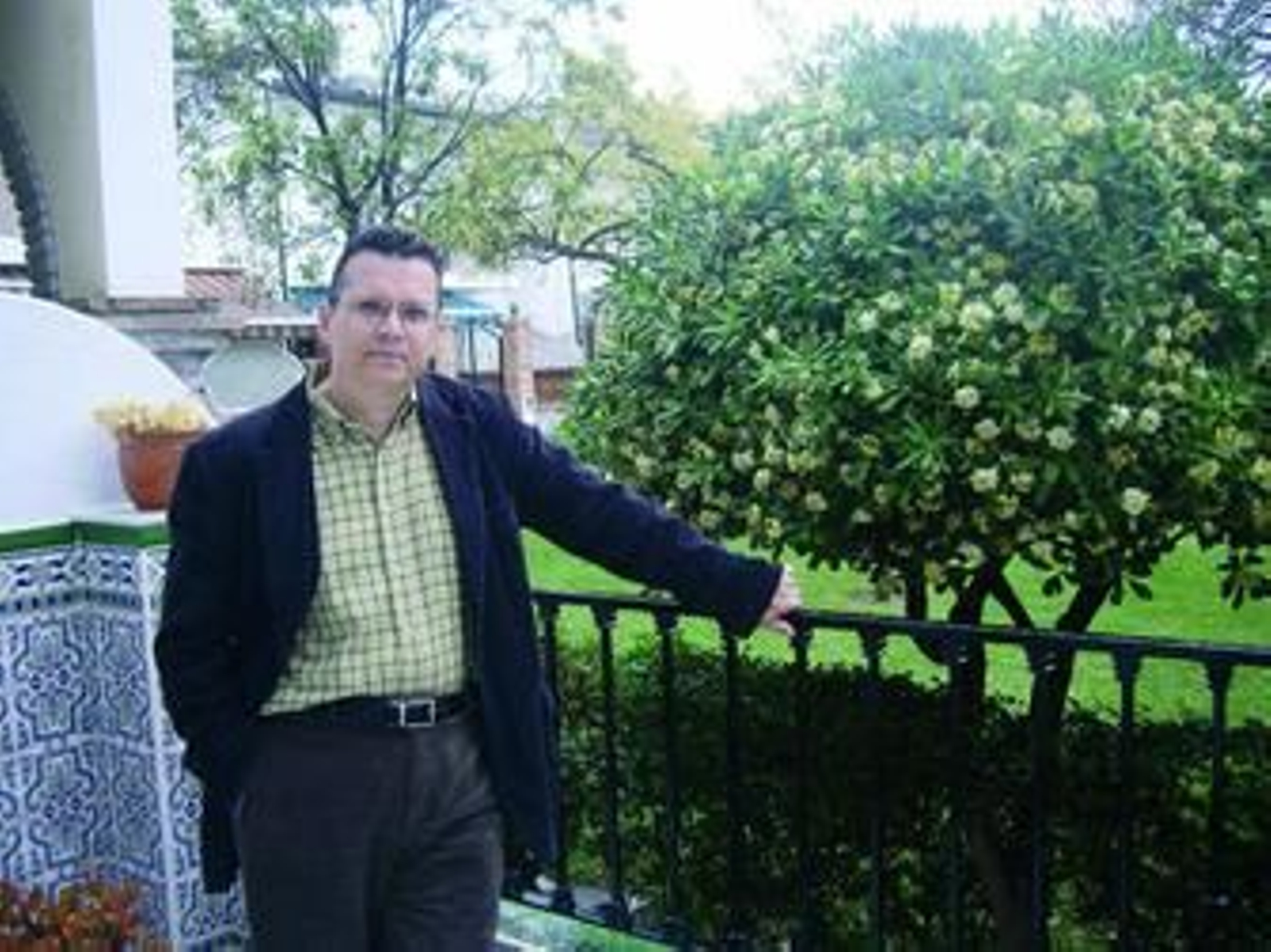 Rafael Yus, en el exterior de su vivienda de Vélez-Málaga.