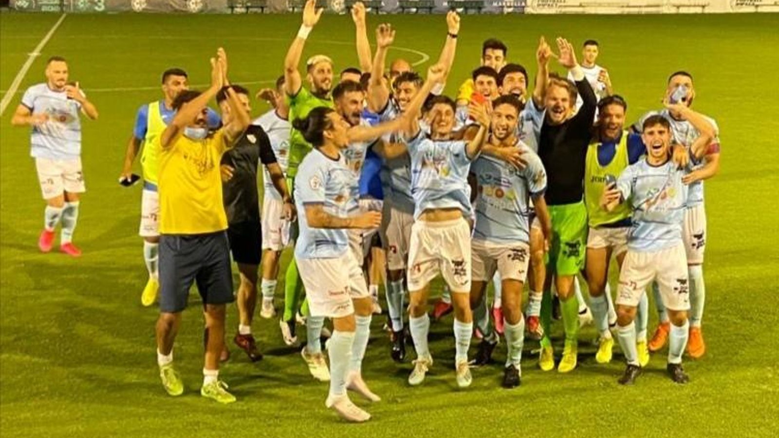 Celebrando el ascenso.