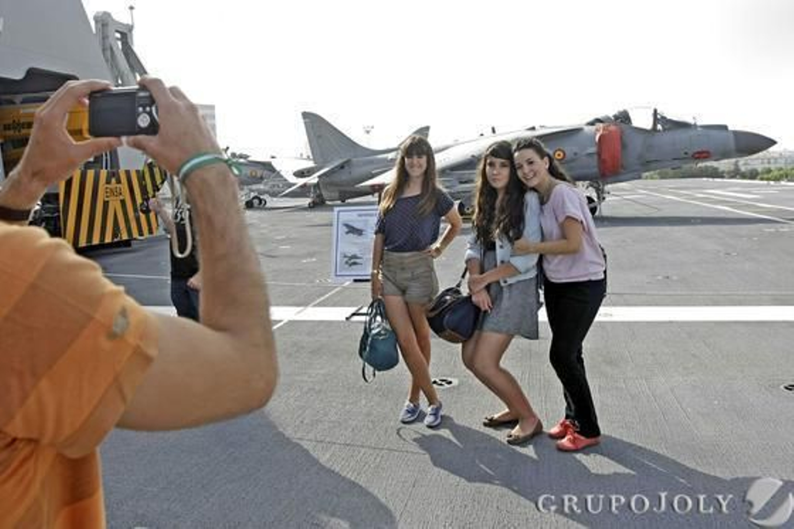 El mayor buque que haya tenido la Armada española en toda su historia permanecerá 3 días en el puerto gaditano en jornada de puertas abiertas./Julio González
