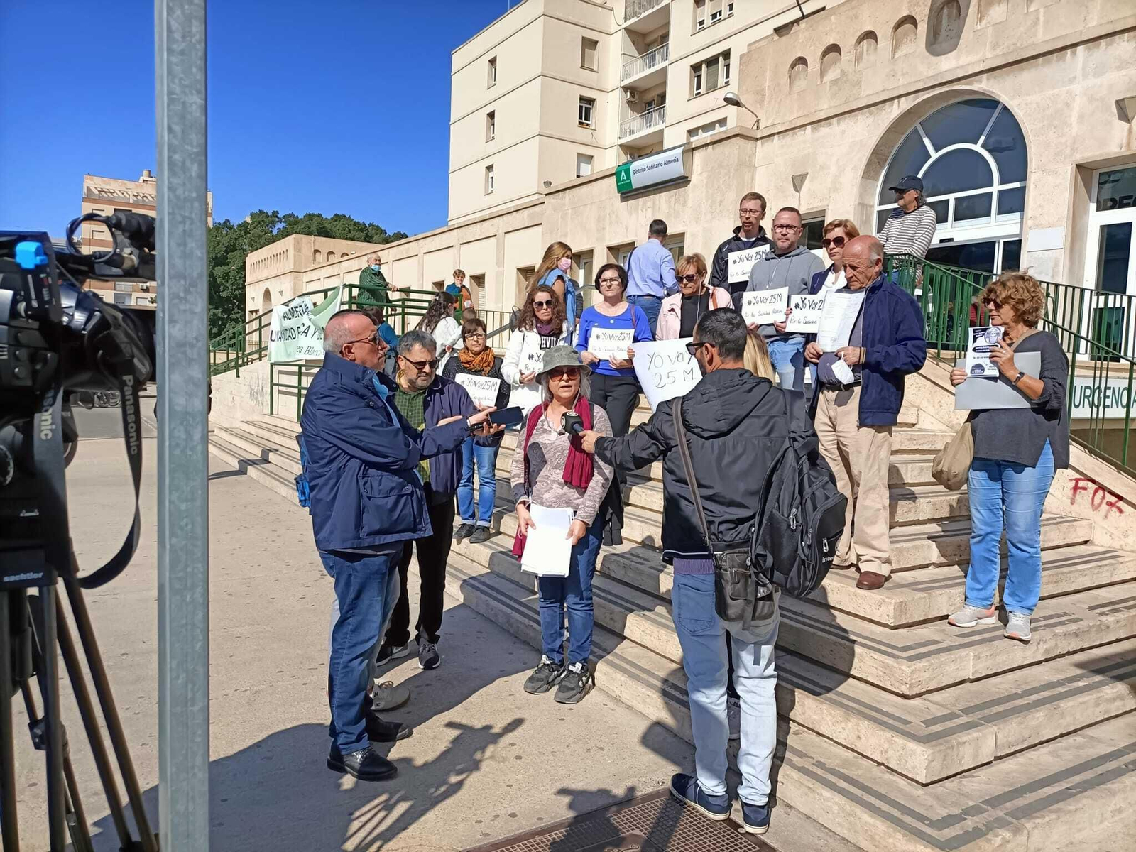 Marea Blanca de Almería en la Bola Azul detalla el objetivo de la manifestación. Marea Blanca de Almería en la Bola Azul detalla el objetivo de la manifestación.