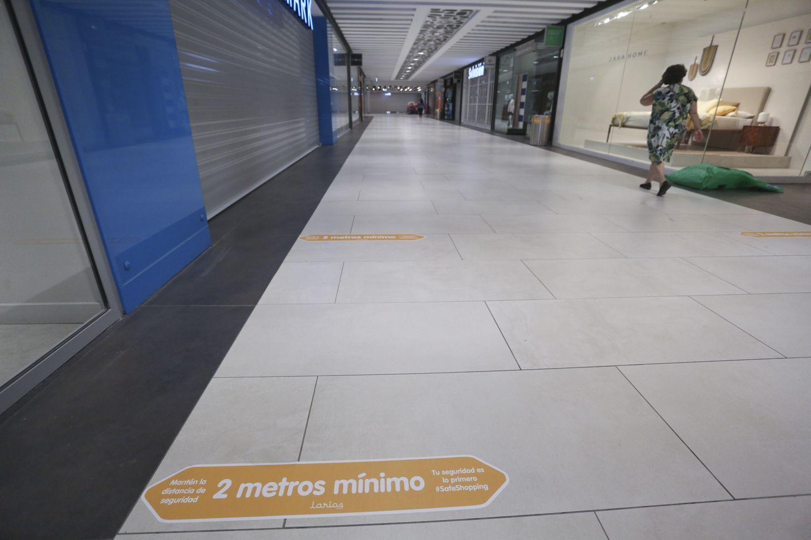 El centro comercial Larios Centro se prepara para su apertura el lunes, en la fase 2 de la desescalada