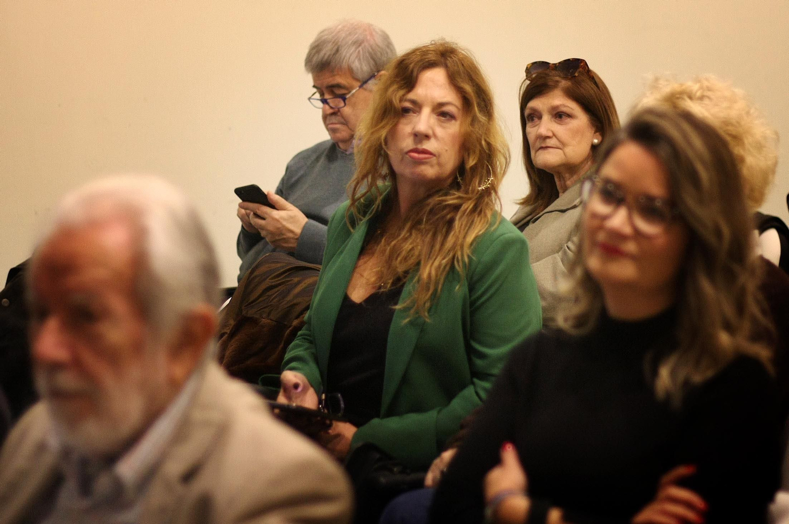 Imágenes de la mesa redonda "La presencia de la mujer en el periodismo" y exposición fotográfica "Pioneras", en el Centro de Comunicación Jesús Hermida, Huelva