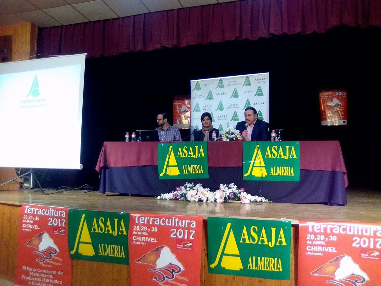 Francisco Vargas y Ángel López (Asaja), junto a la alcaldesa, Emma Sola.