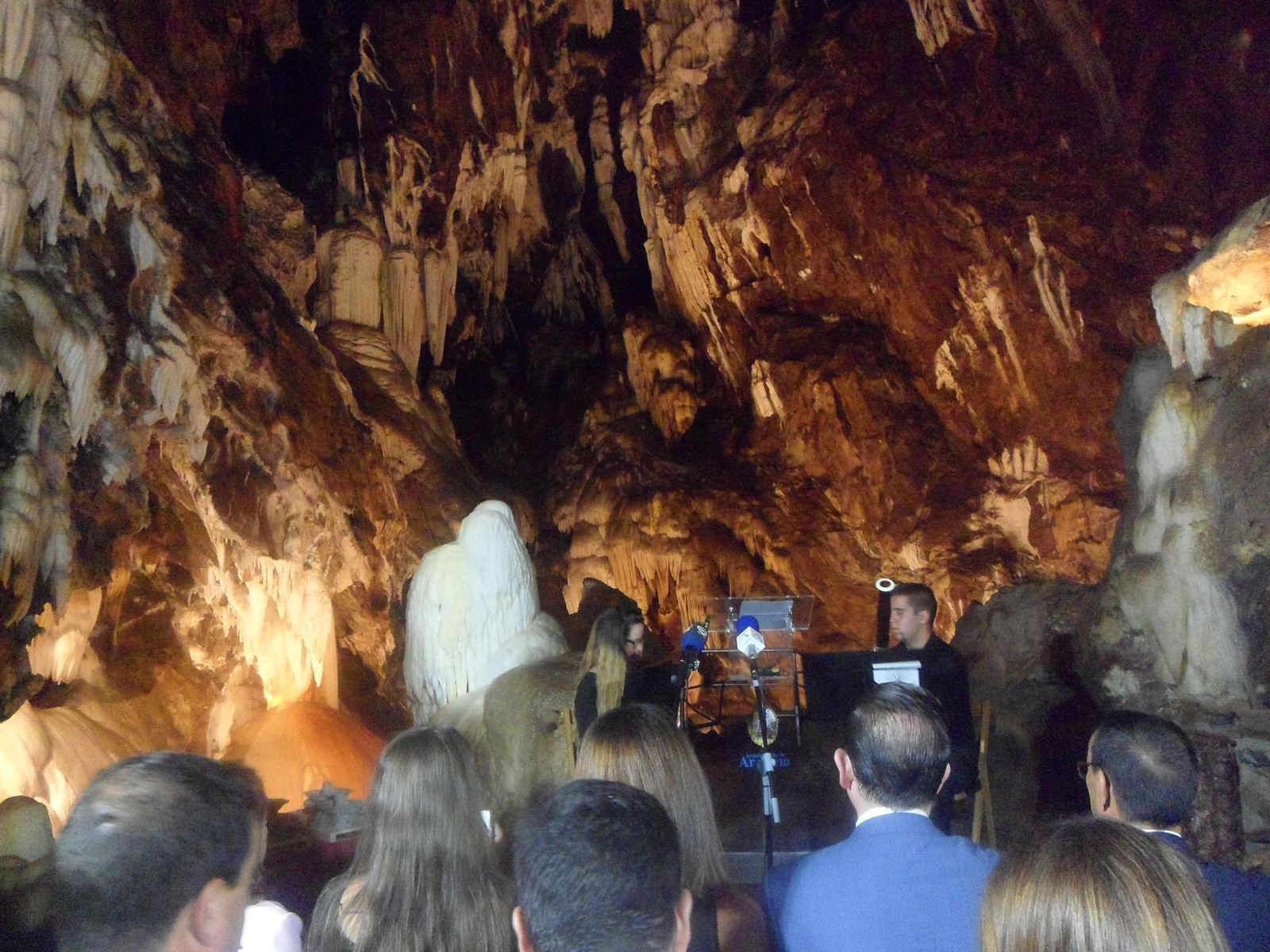 Visita en el interior de la gruta.