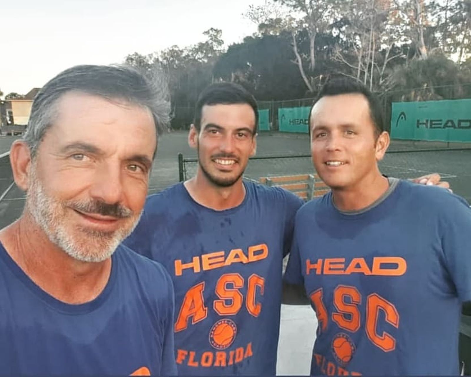 Alberto Bernal (c) posa con Emilio Sánchez Vicario (i) y el ‘head coach’ Víctor Hugo Camargo.