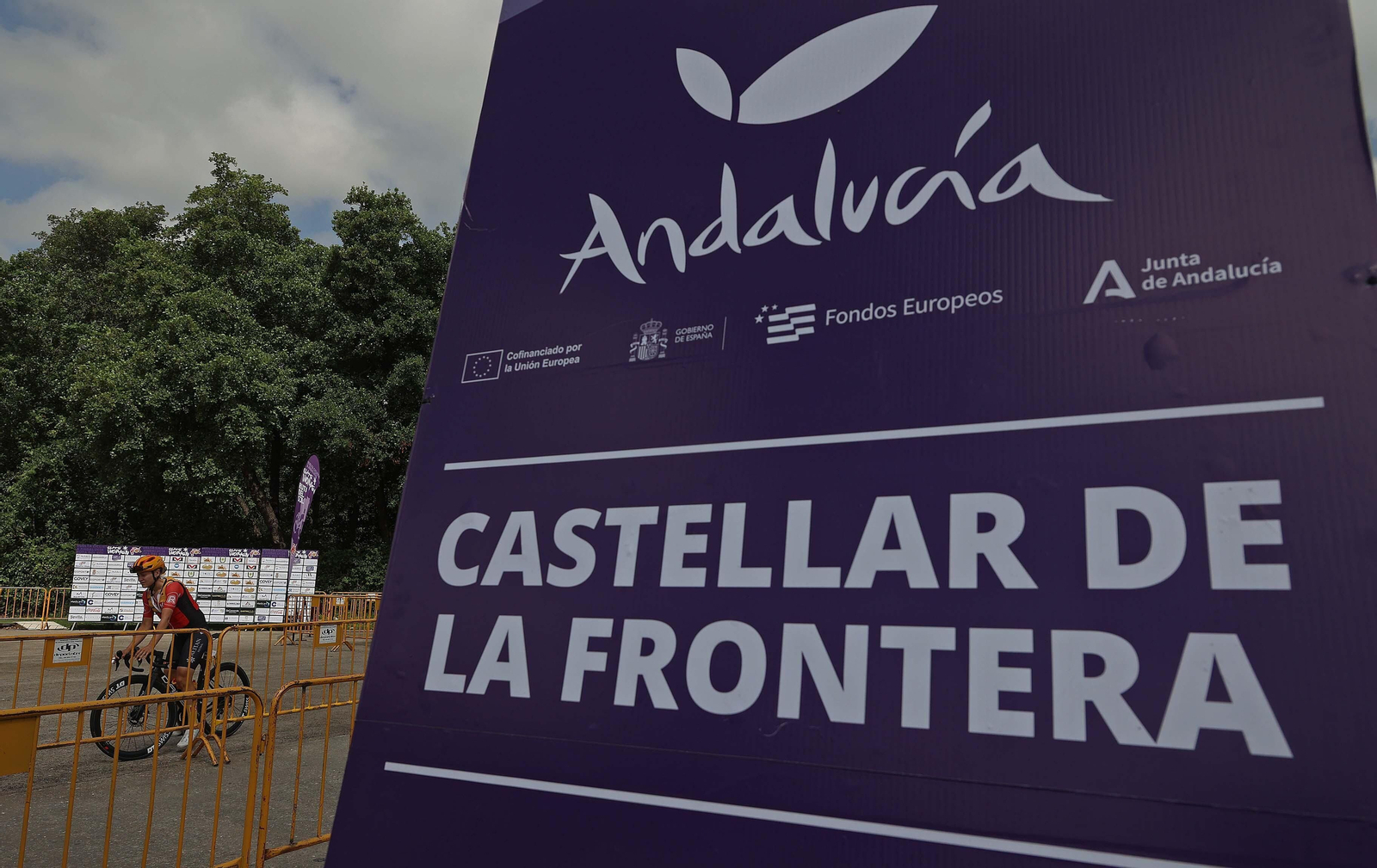 Fotos de la salida de la III Vuelta Ciclista femenina a Andalucía desde Castellar