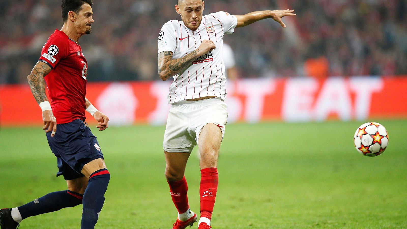 Ocampos busca un balón delante de Fonte.