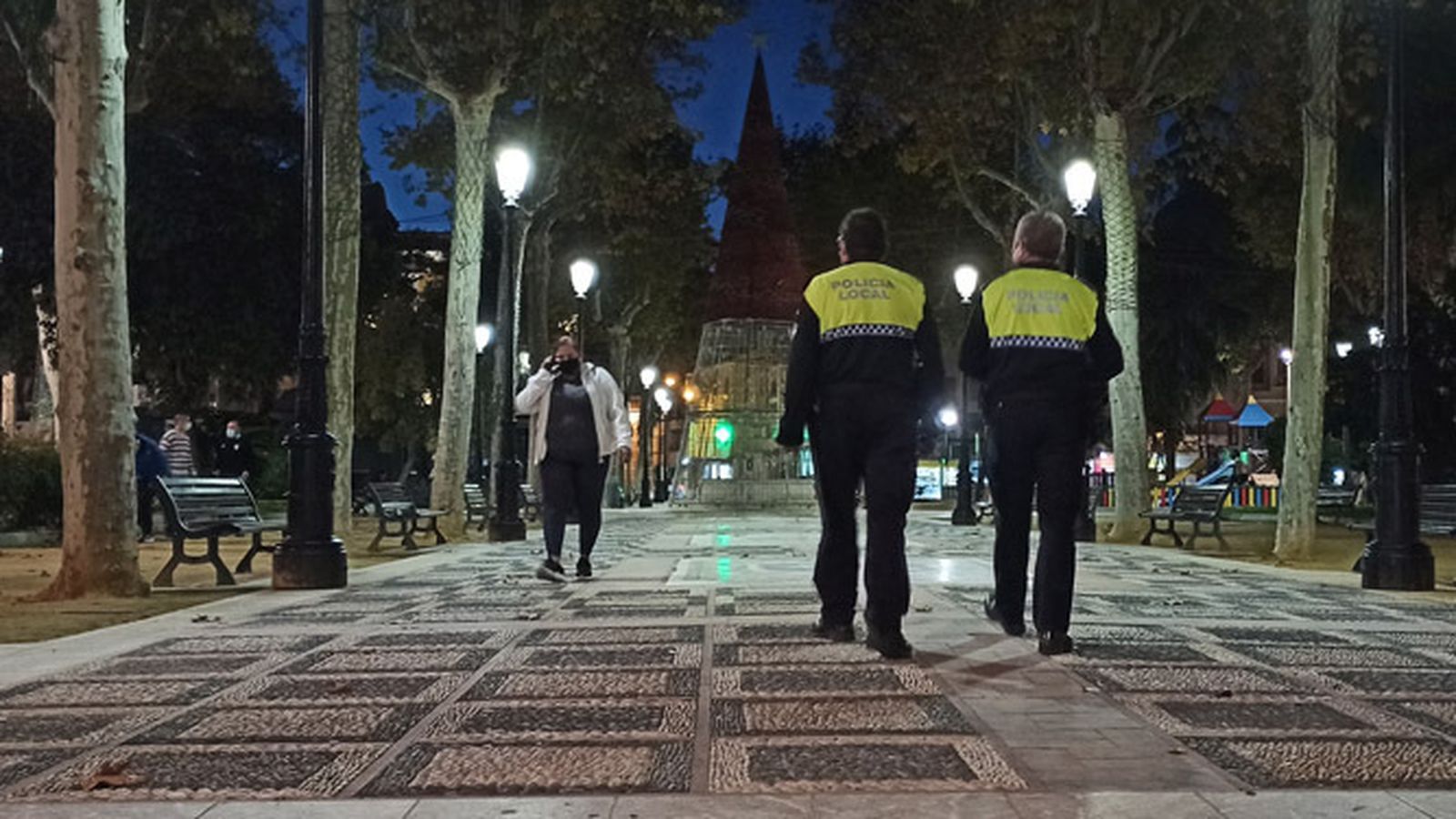 Una pareja de la Policía Local en el Paseo del Coso de Lucena.
