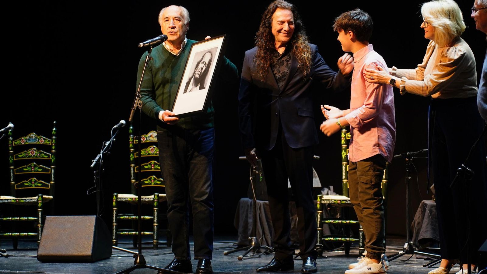Tomatito, instantes antes de recibir un retrato de recuerdo de Paco de Lucía de manos del alcalde, José Ignacio Landaluce.