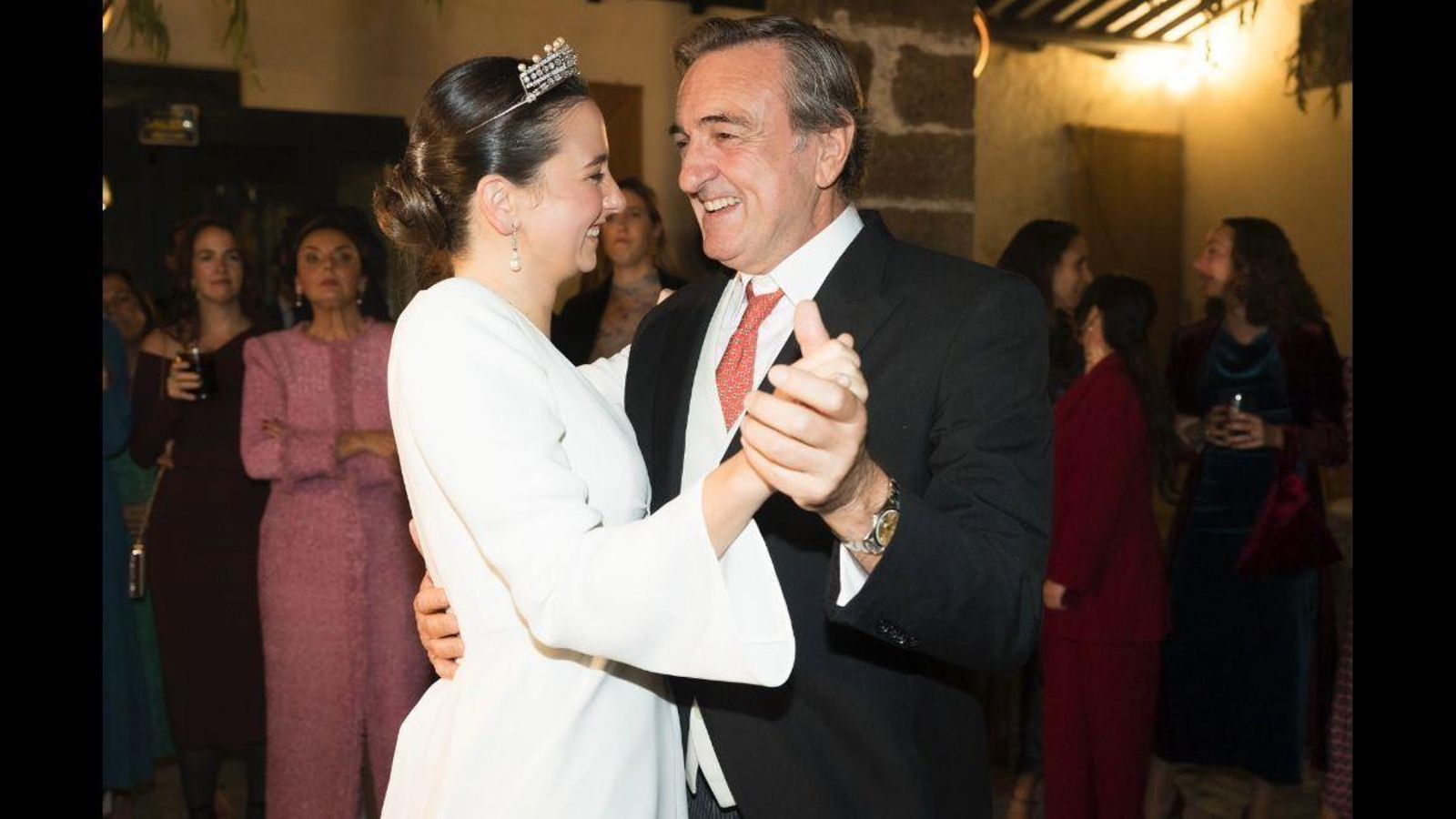 Javier Neira durante el baile con su hija Almudena Neira Moreno.