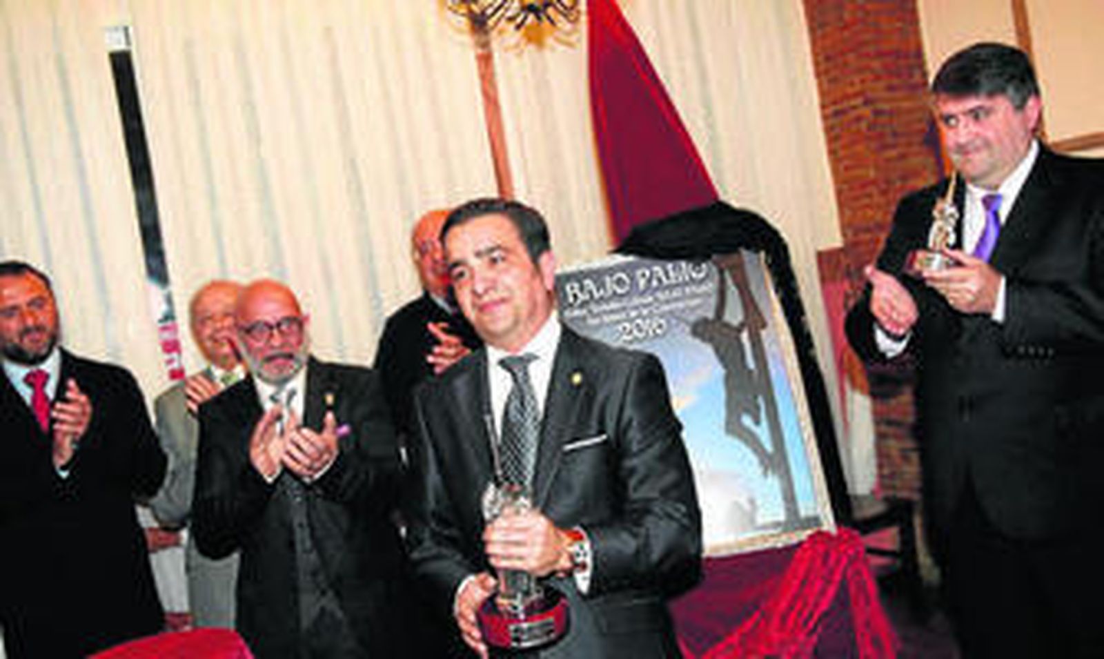 Juan Carlos Gordillo, con el Nazareno de Plata.