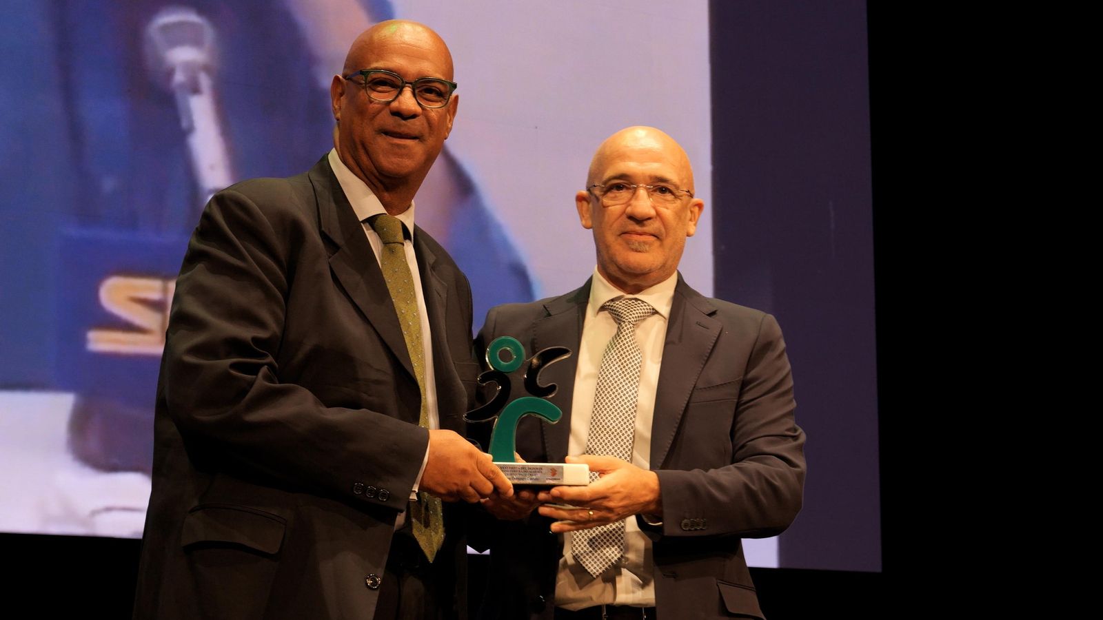 El Premio 'Paco Cruz' recayó en la figura de Pepe Domingo Castaño, que recogió su compañero de Tiempo de Juego en la Cadena Cope Jorge Armenteros