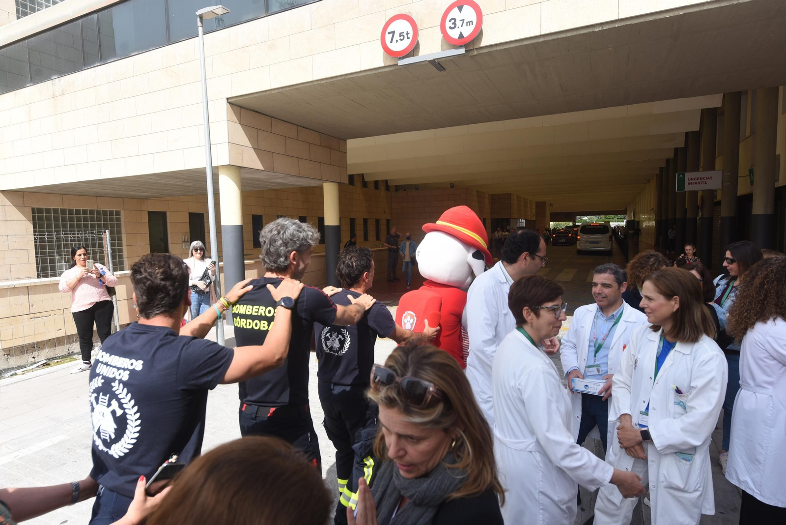 El Reina Sofía celebra el Día del Niño Hospitalizado con la visita de los bomberos, en imágenes